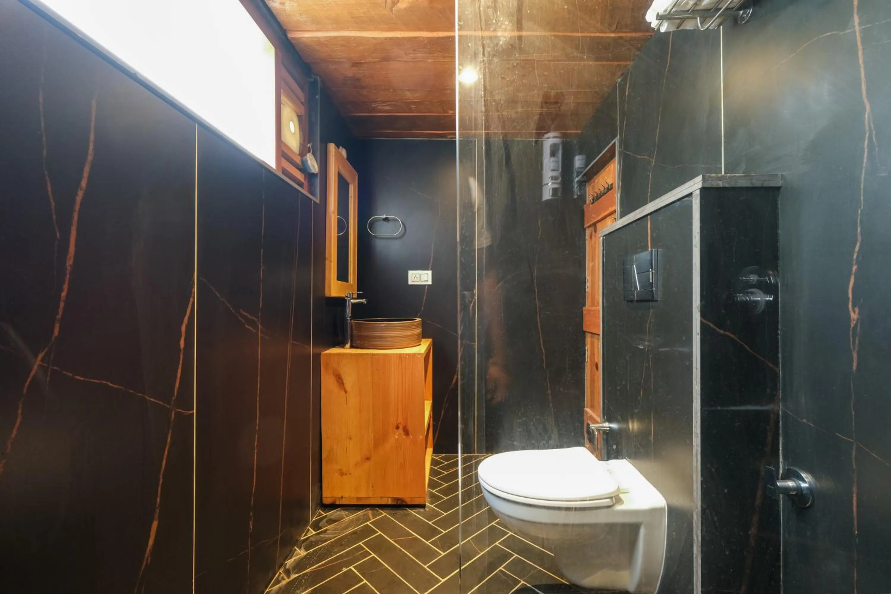 Bathroom in Jomotel Dayaar - An Apple Orchard Villa