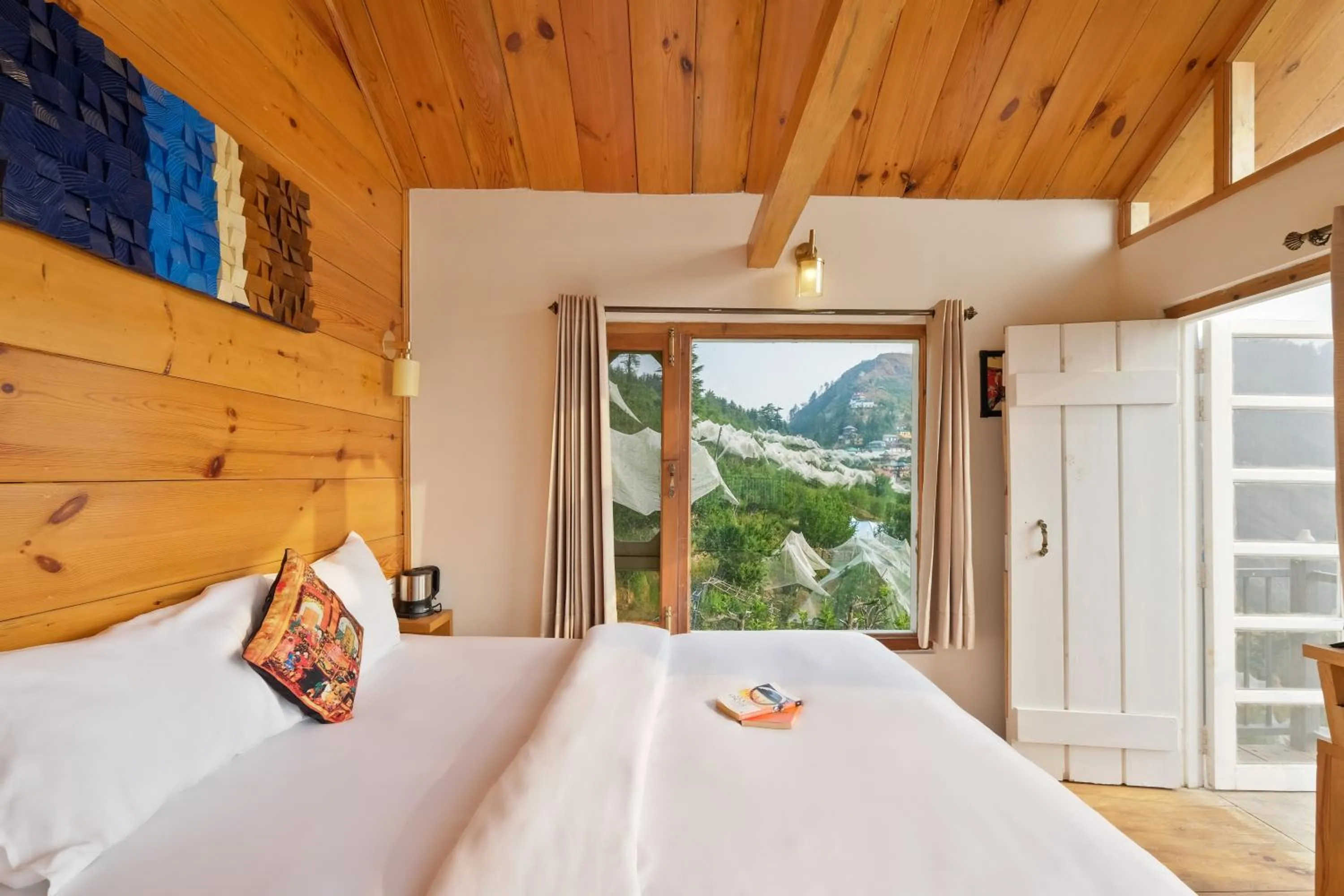 Bedroom, Bed in Jomotel Dayaar - An Apple Orchard Villa