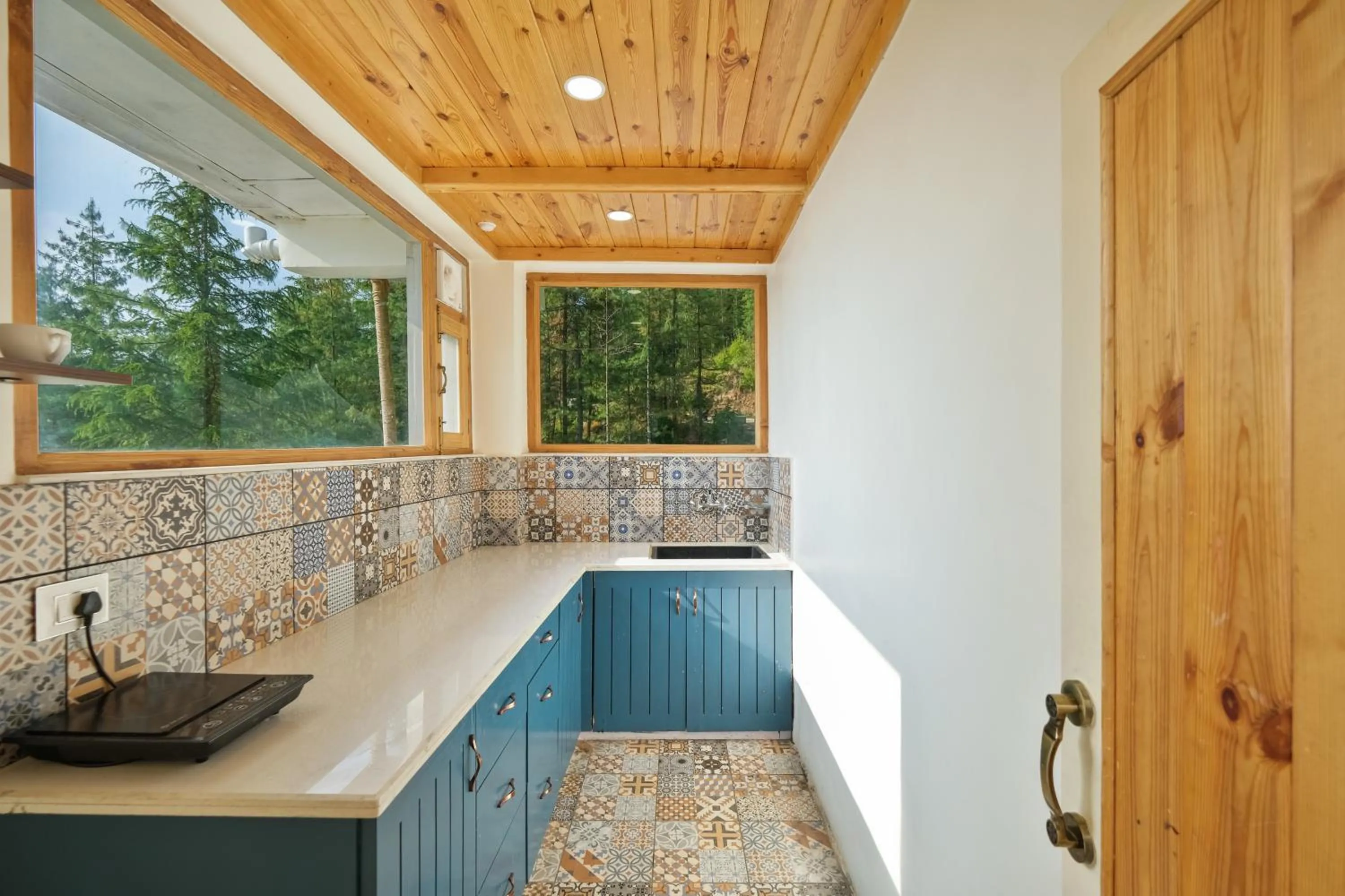 Kitchen or kitchenette in Jomotel Dayaar - An Apple Orchard Villa