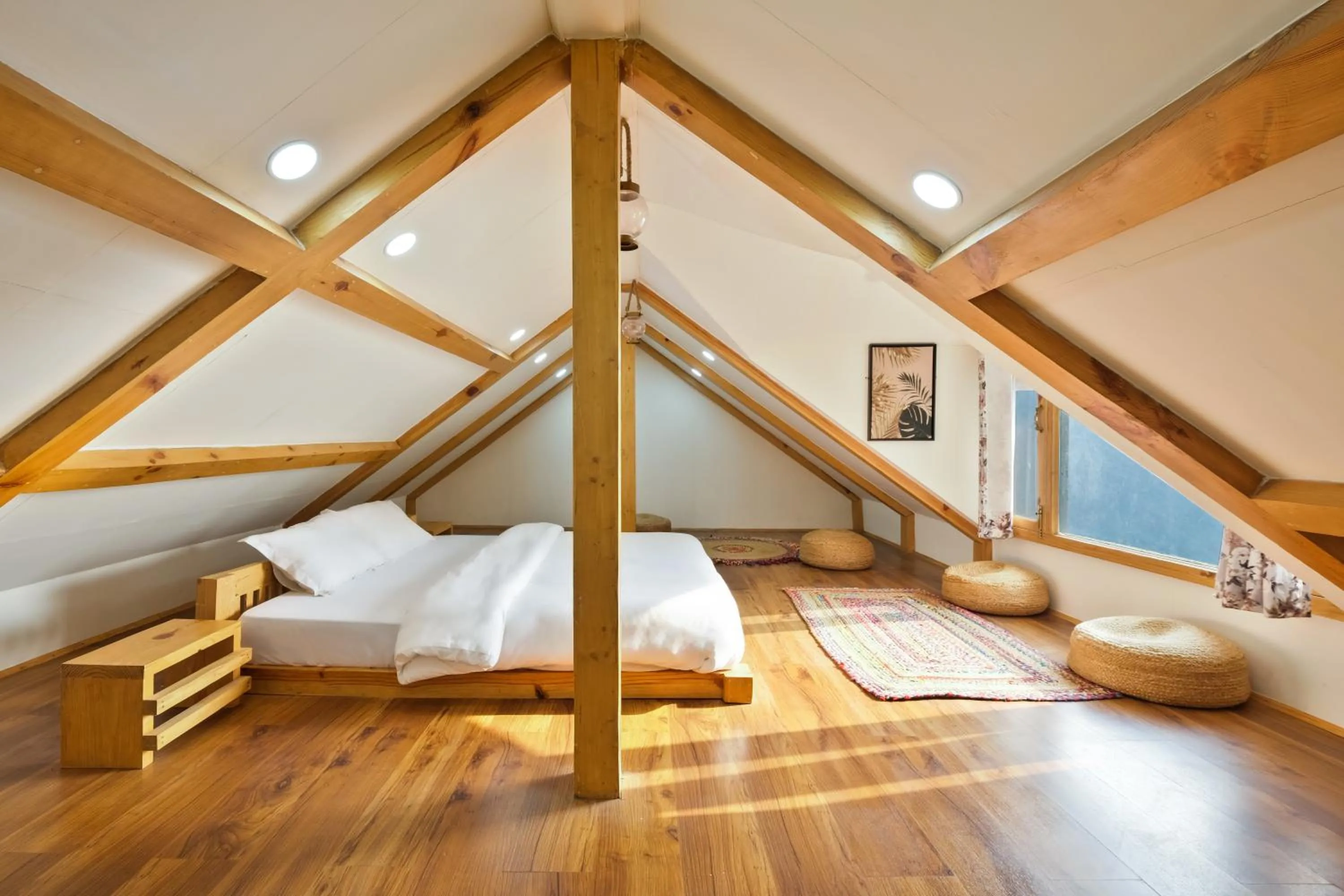 Seating area, Bed in Jomotel Dayaar - An Apple Orchard Villa