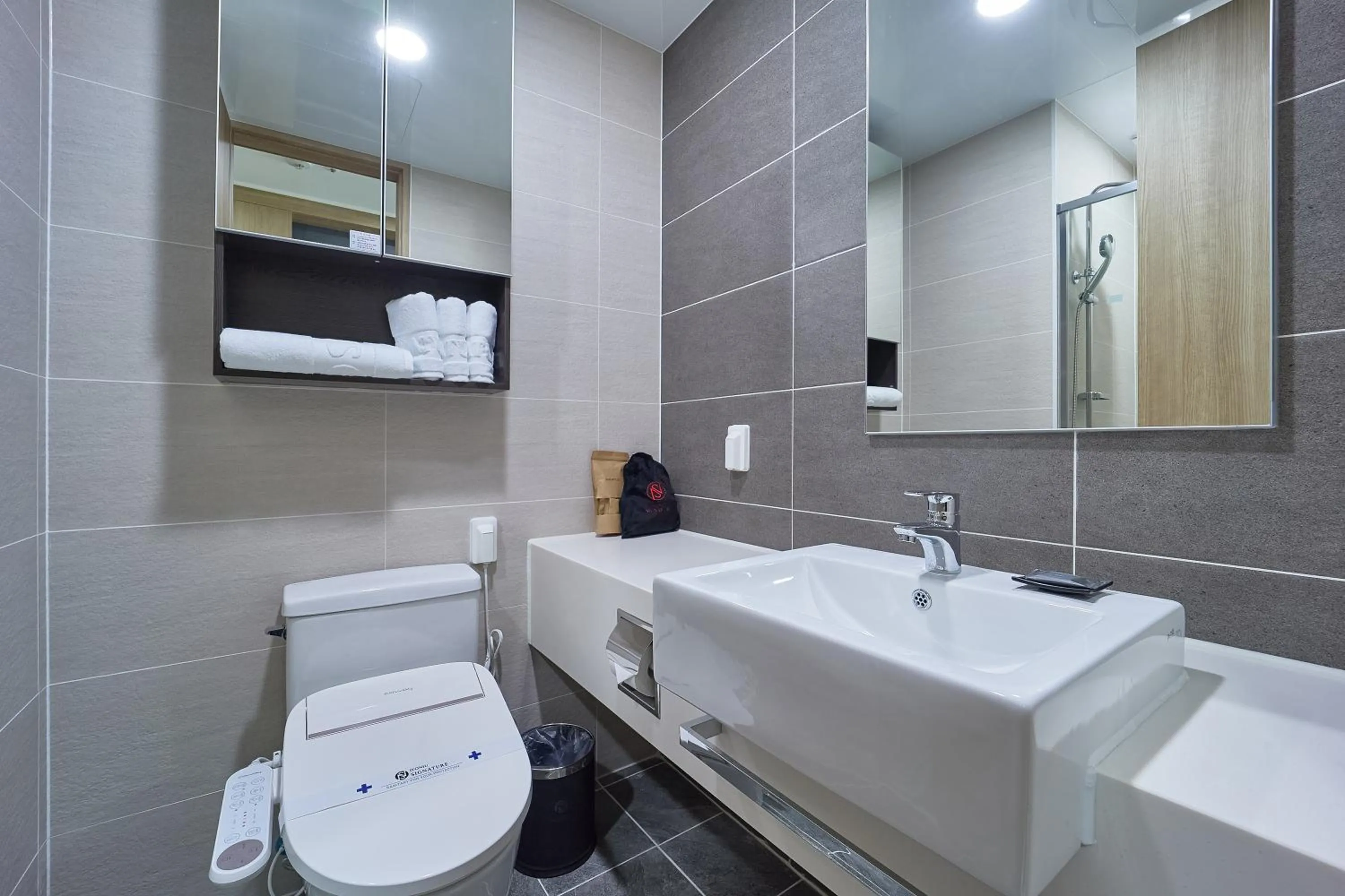 Toilet in Jeonju Signature Hotel