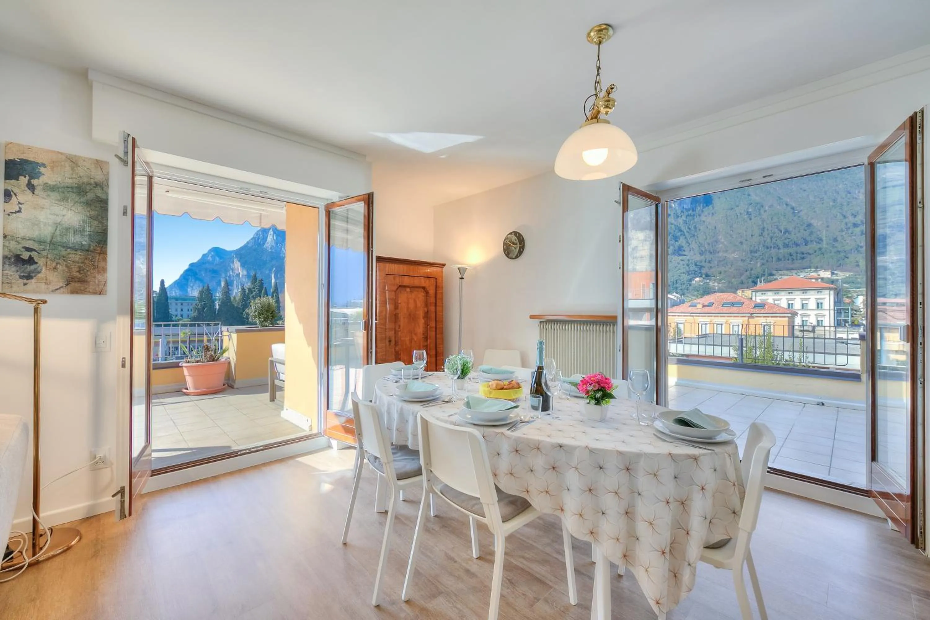 Dining area in Antares150m from the Lake - Happy Rentals