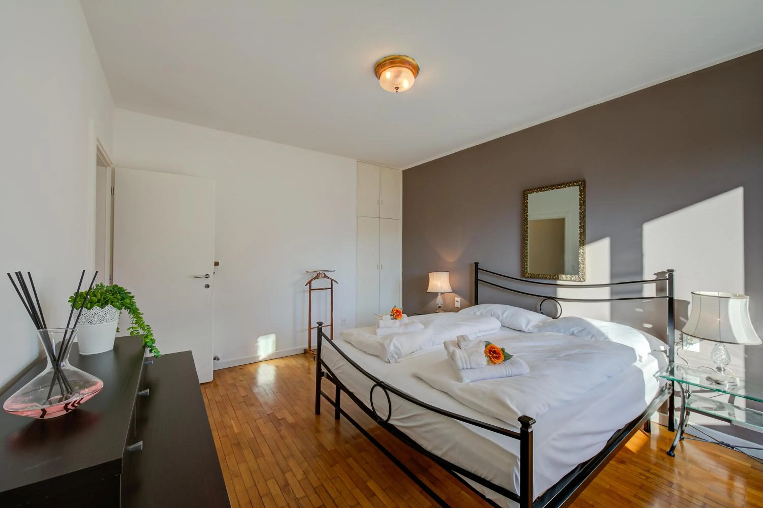 Bedroom, Bed in Antares150m from the Lake - Happy Rentals