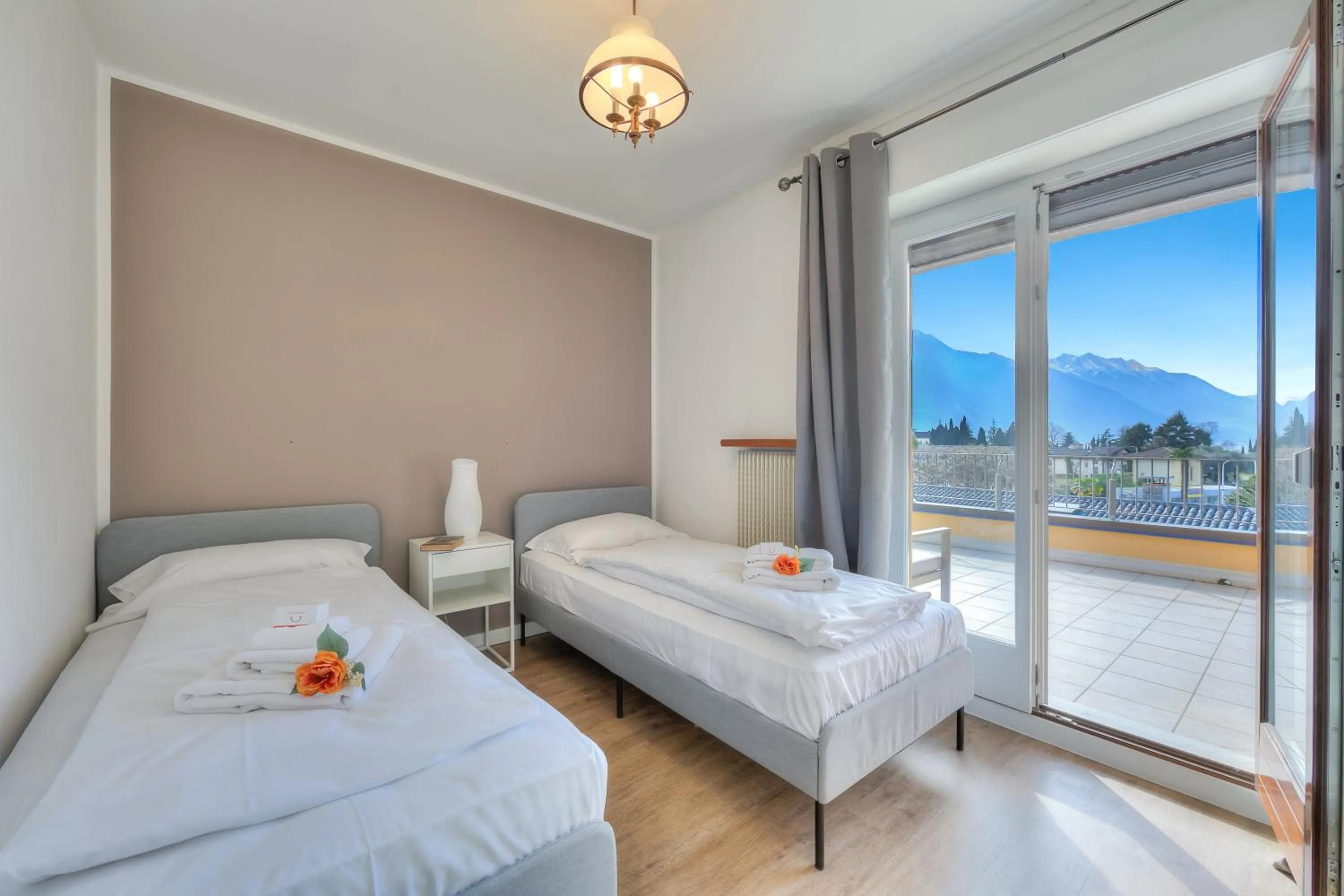 Bedroom, Bed in Antares150m from the Lake - Happy Rentals