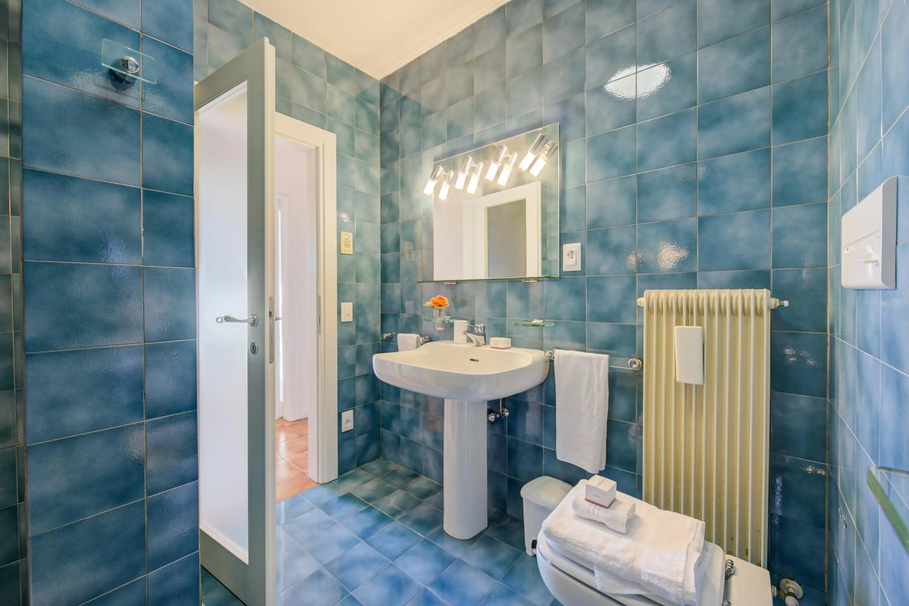 Bathroom in Antares150m from the Lake - Happy Rentals