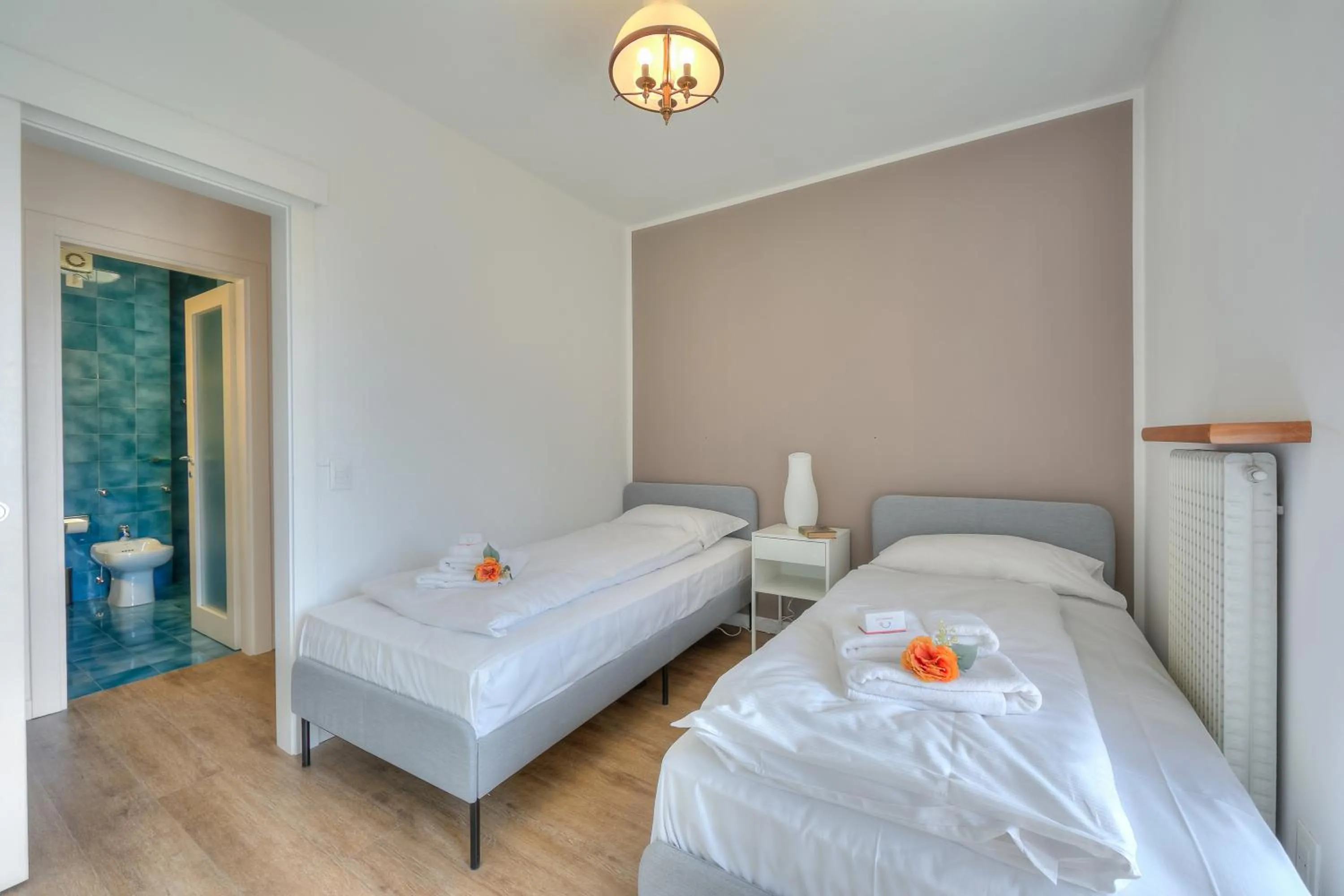 Bedroom, Bed in Antares150m from the Lake - Happy Rentals