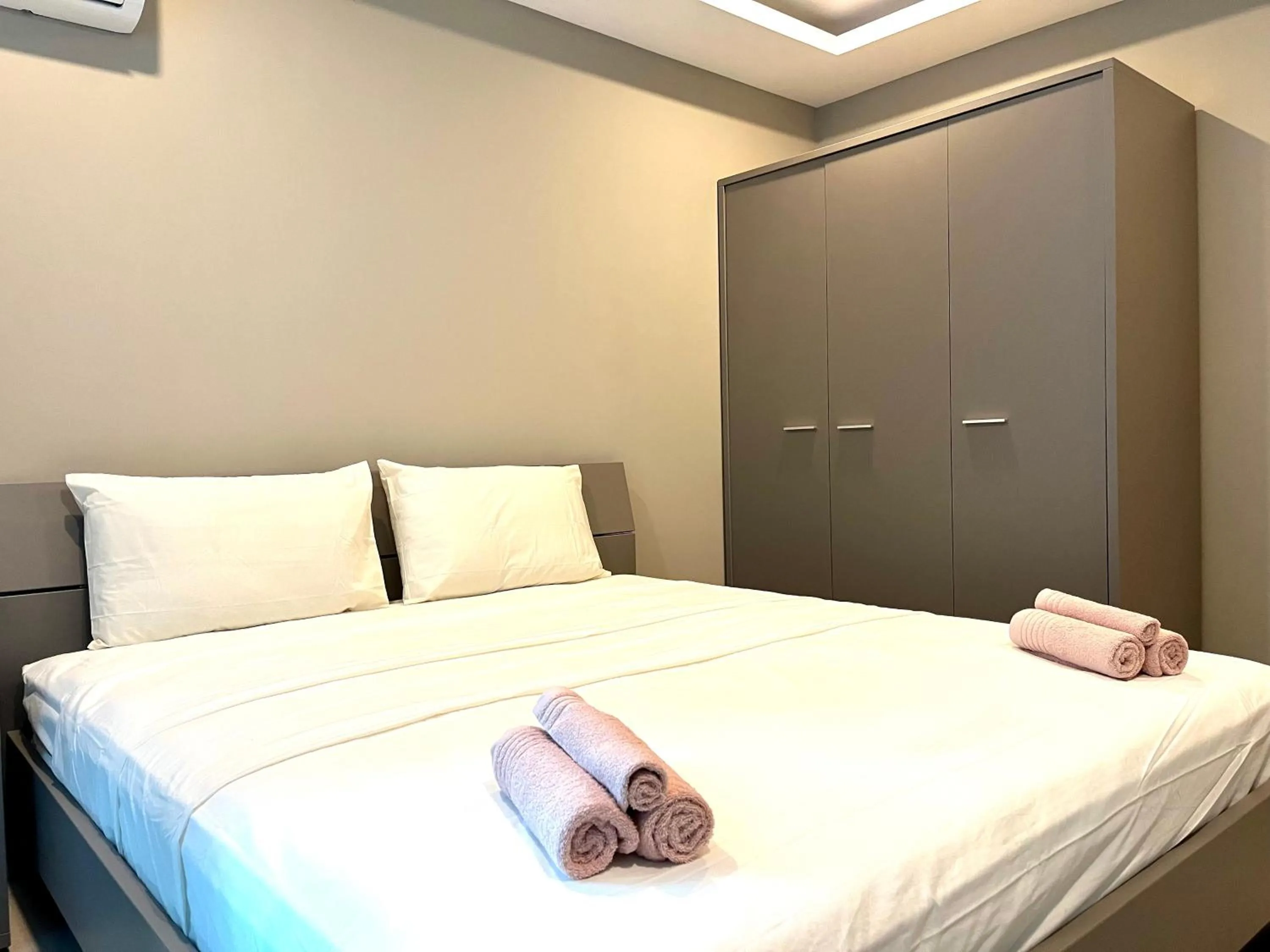 Bedroom, Bed in Kololi Sands Apartments