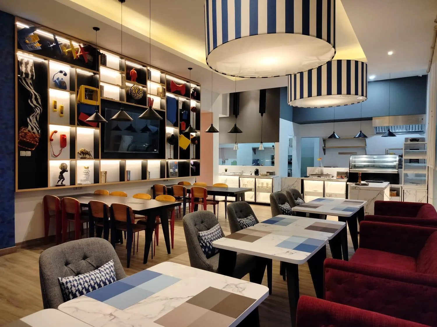 Restaurant/places to eat in Everyday Smart Hotel Mayestik
