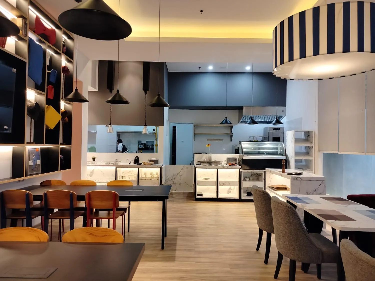 Restaurant/places to eat in Everyday Smart Hotel Mayestik