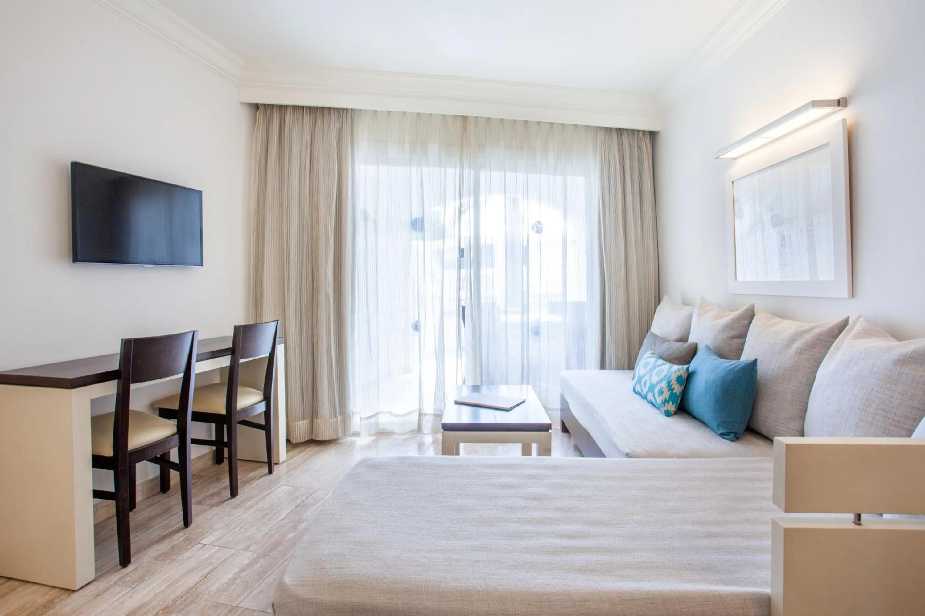 Living room, Bed in Grupotel Los Príncipes & Spa