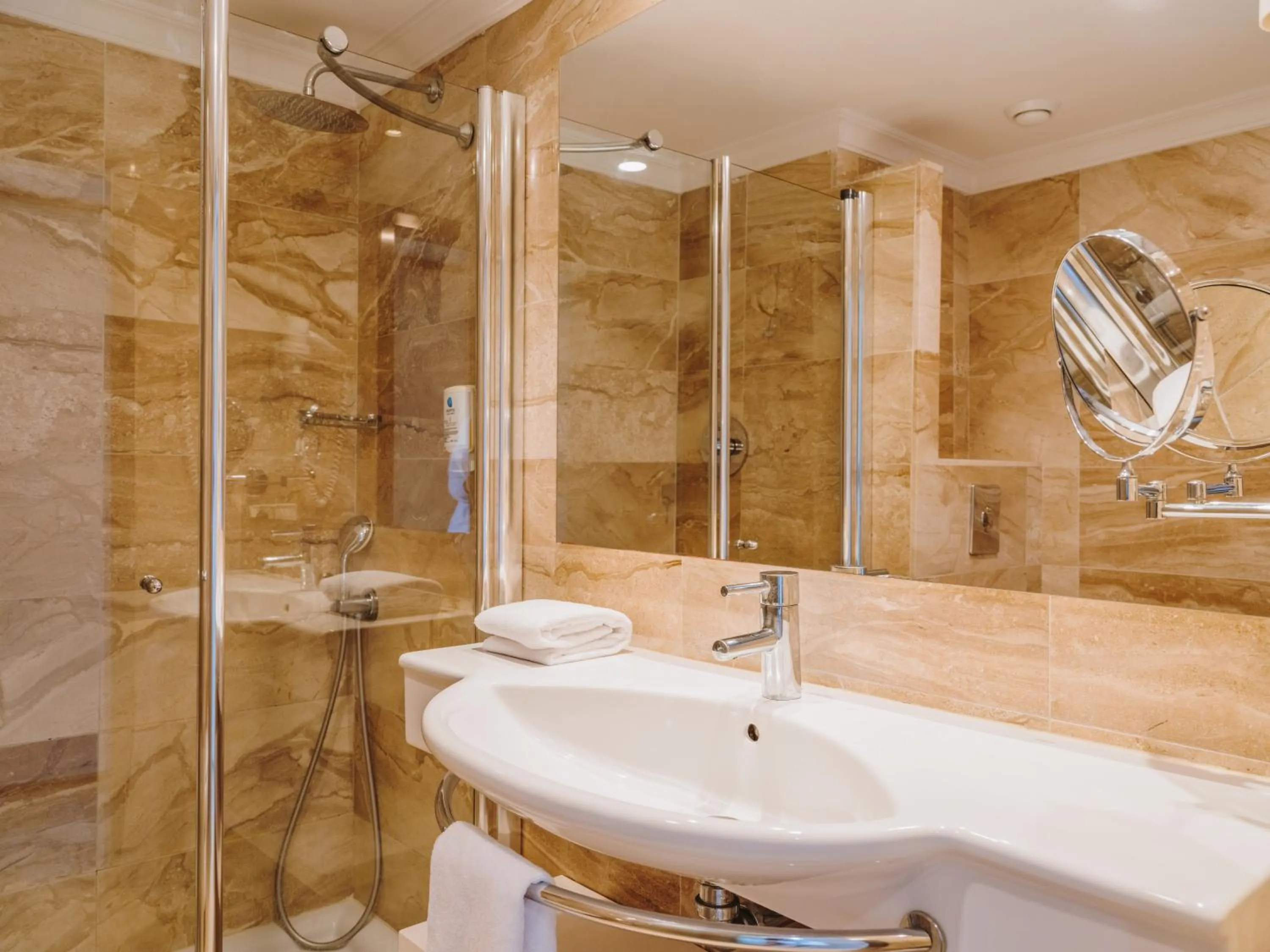 Shower in Grupotel Gran Vista & Spa