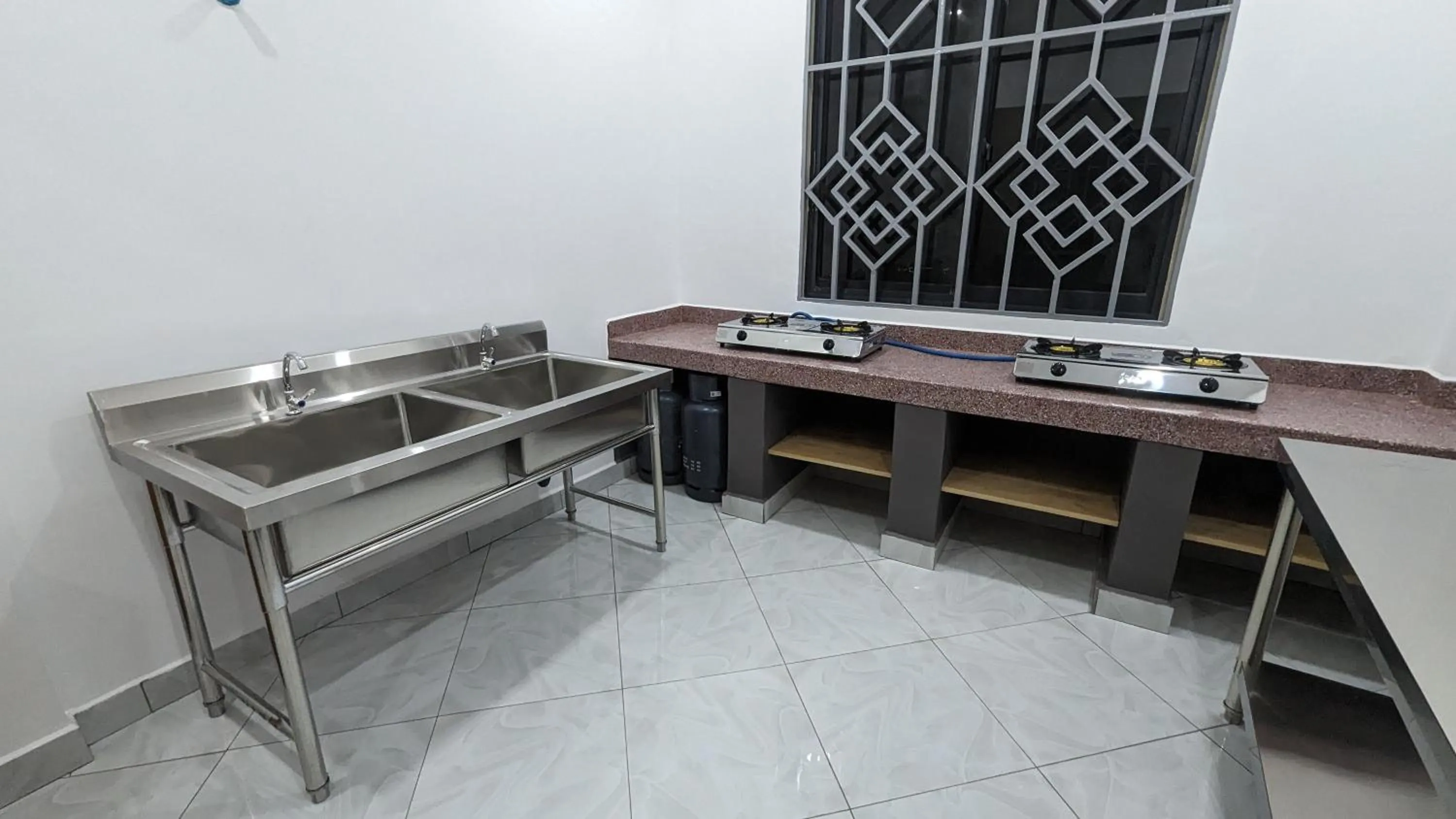 kitchen in Mufasa city Hostel and Apartments