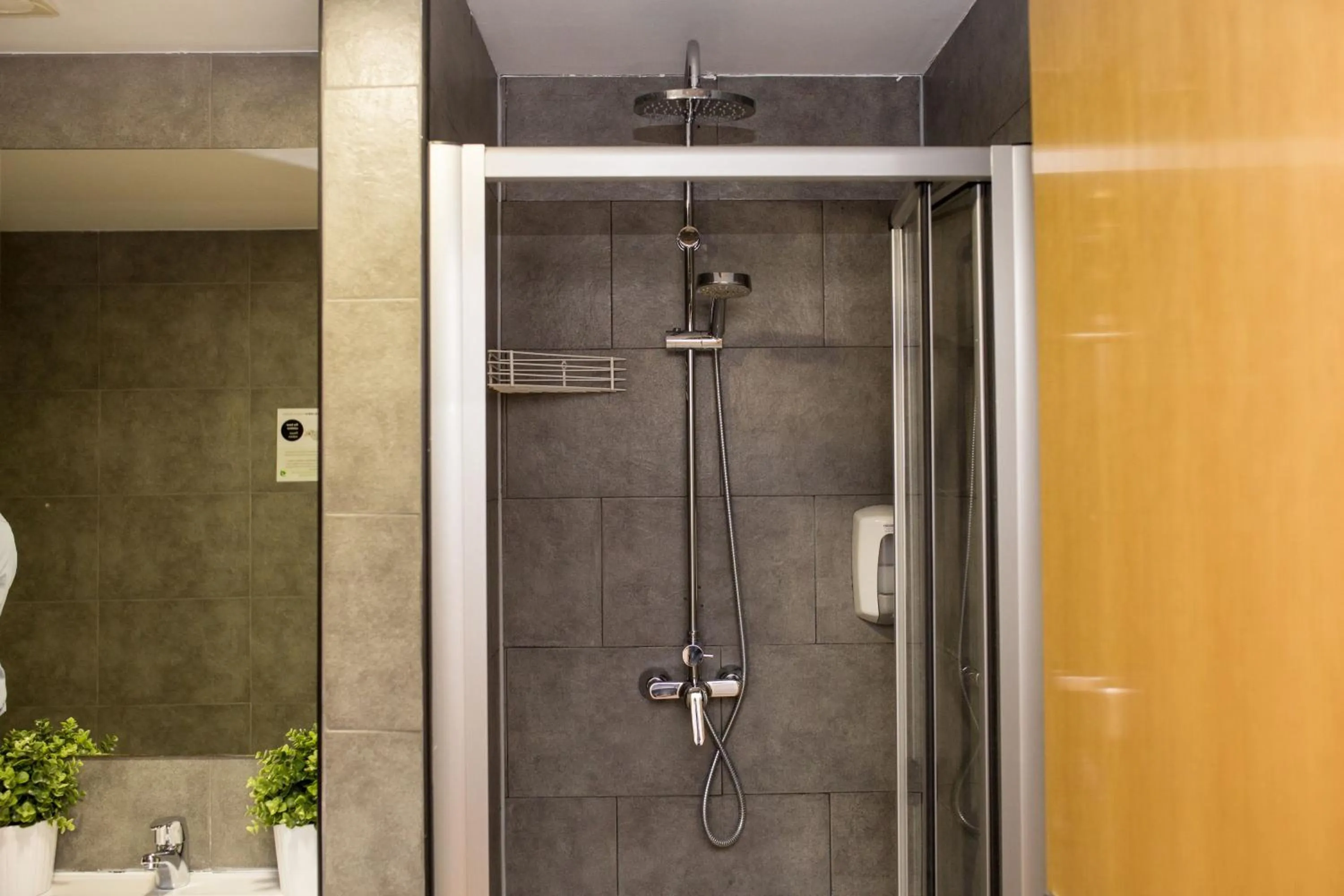 Shower in Rooms Ciencias