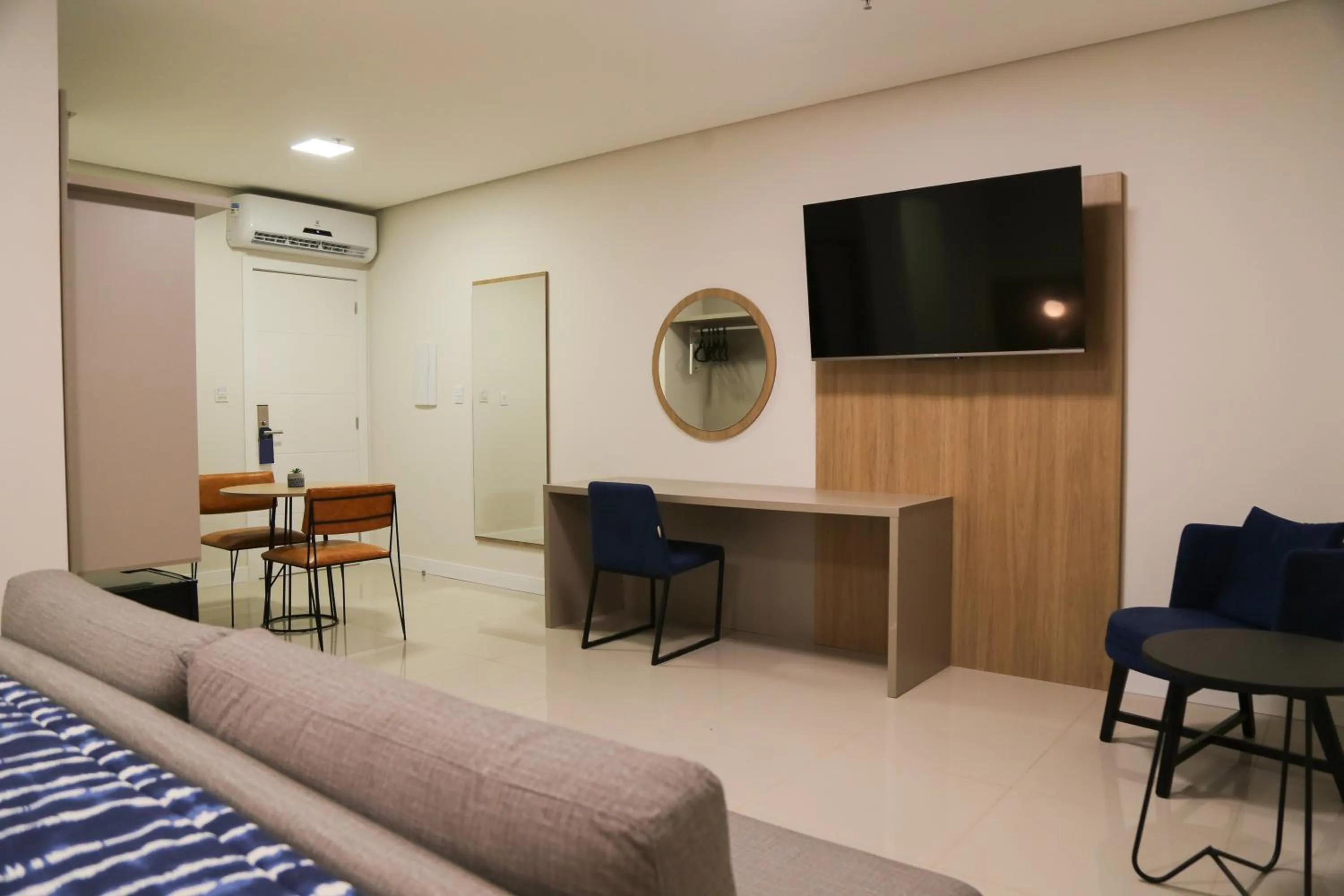 Communal lounge/ TV room in Trento Hotel Guaíra by Unna