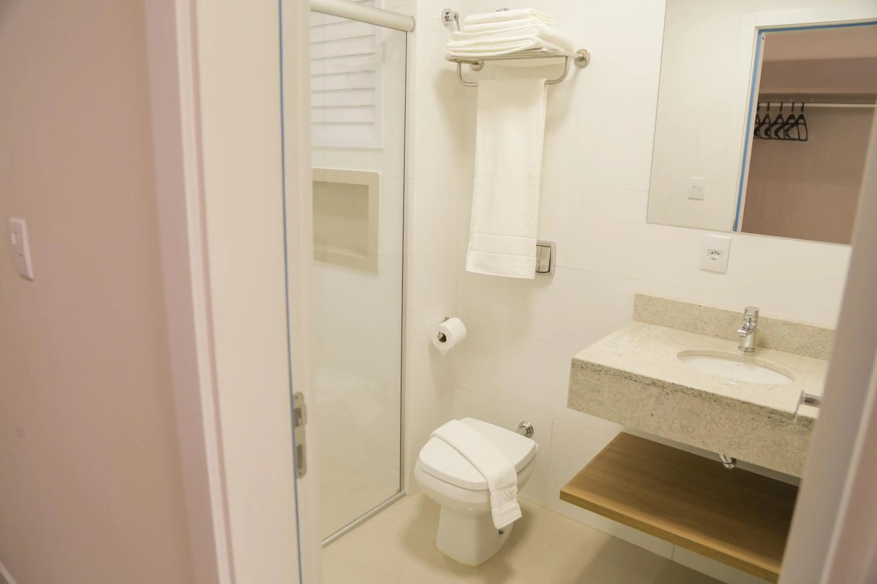 Bathroom in Trento Hotel Guaíra by Unna