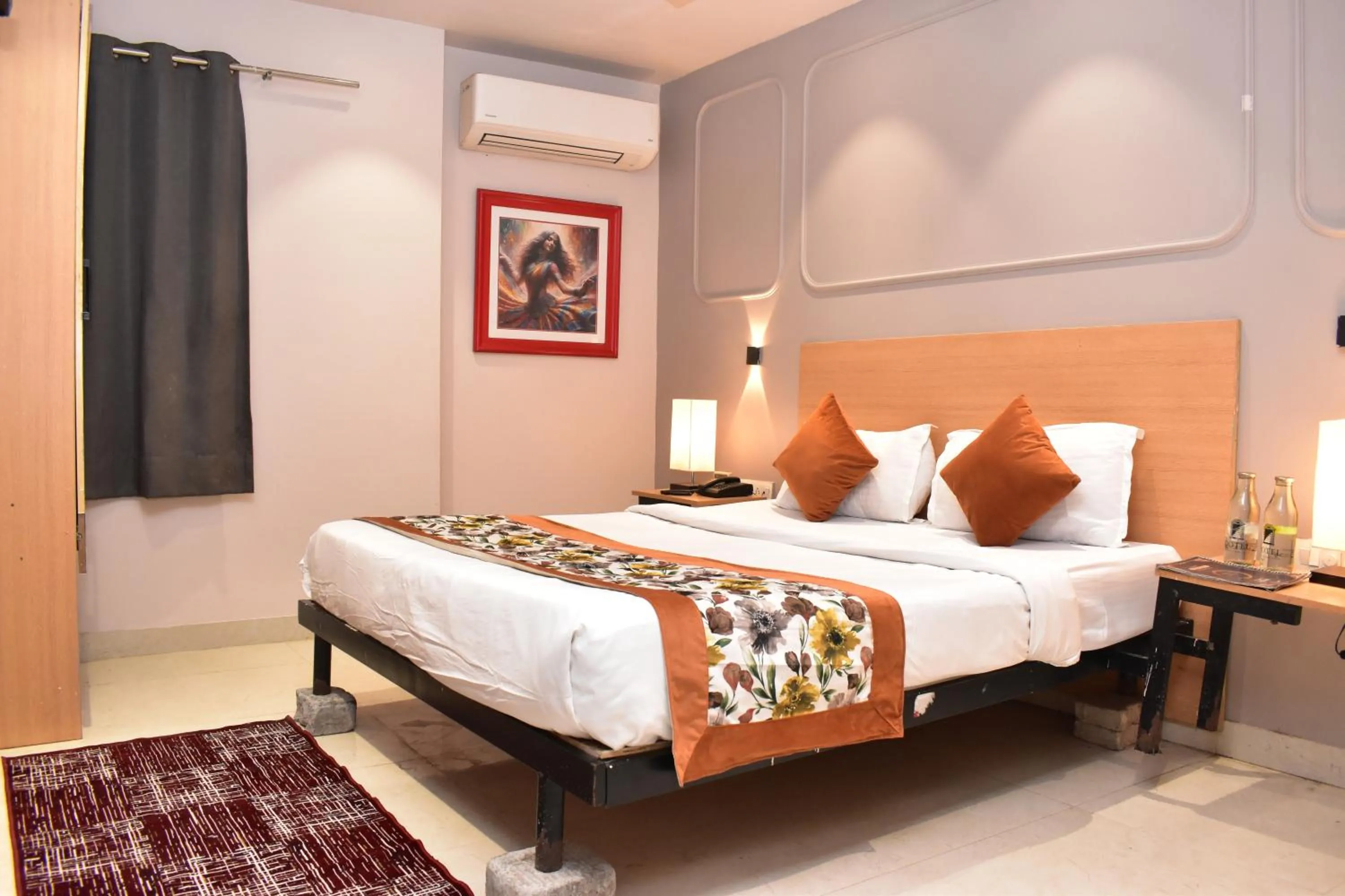 Bed in Qotel Comfort Golden Saffron Punjabi Bagh New Delhi