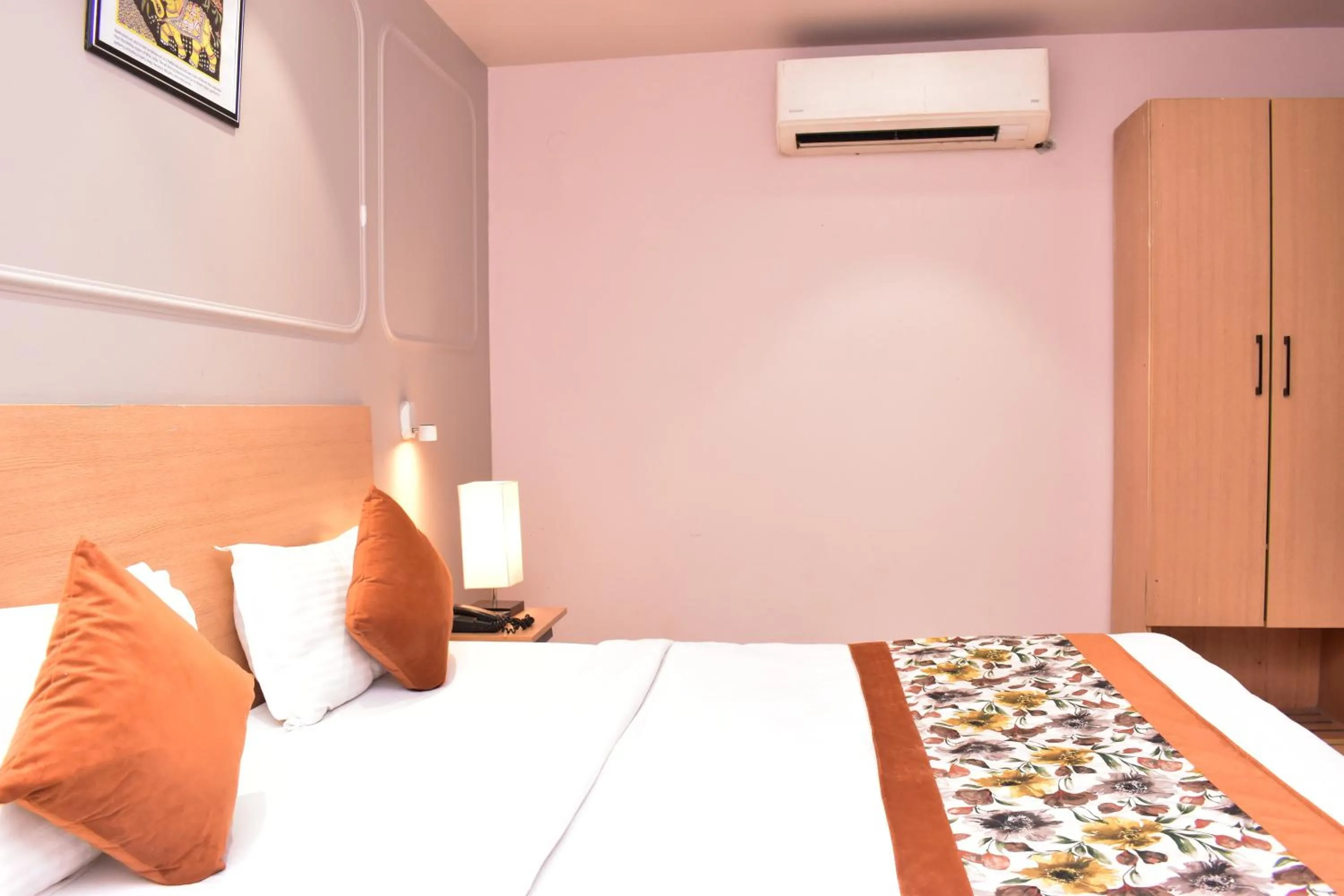 Bedroom, Bed in Qotel Comfort Golden Saffron Punjabi Bagh New Delhi