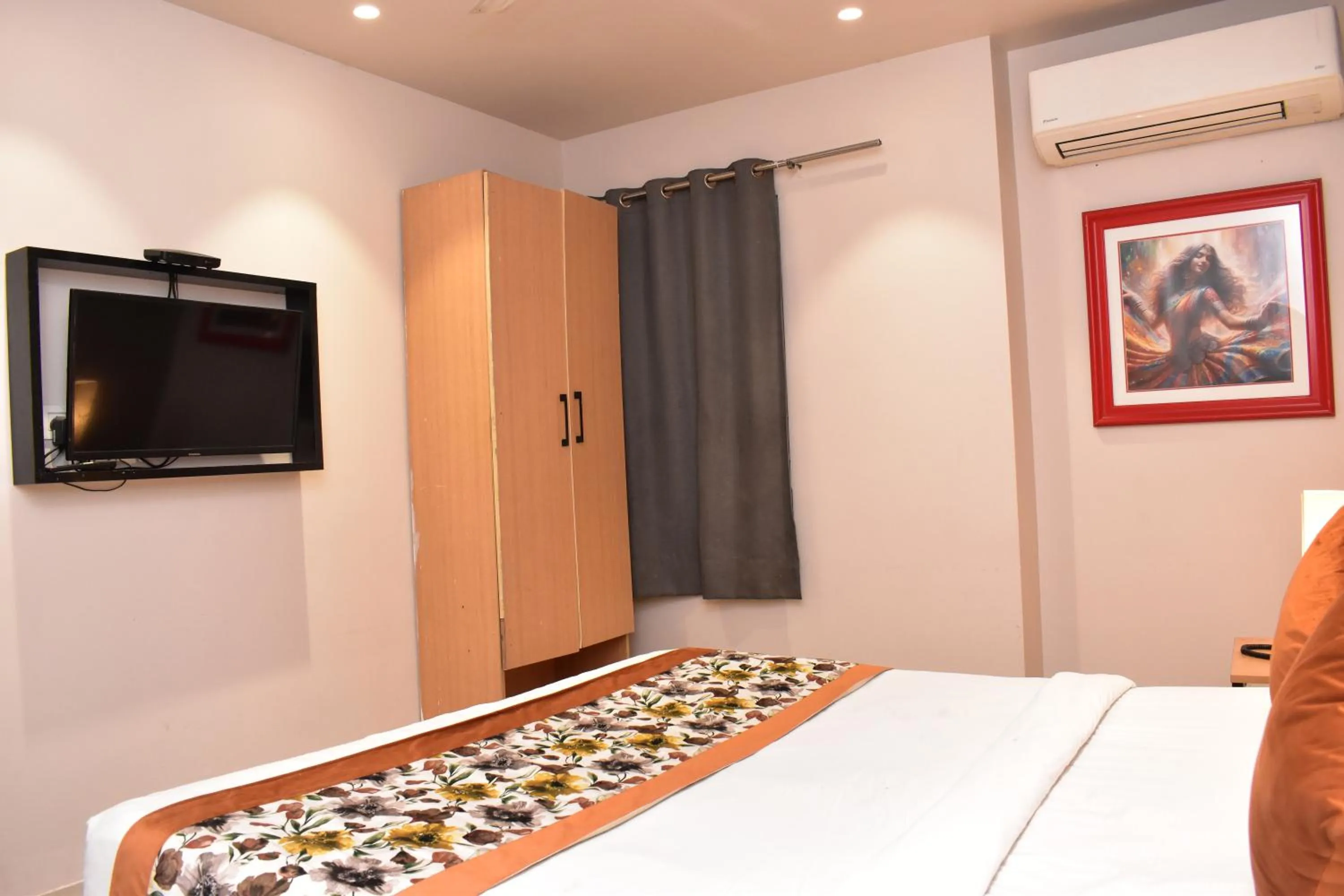 Communal lounge/ TV room, Bed in Qotel Comfort Golden Saffron Punjabi Bagh New Delhi