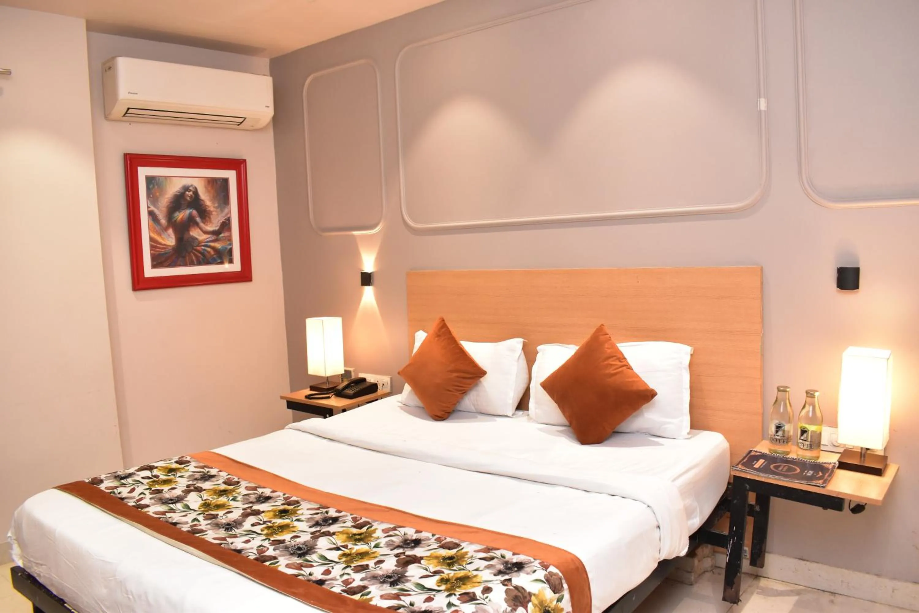 Bed in Qotel Comfort Golden Saffron Punjabi Bagh New Delhi