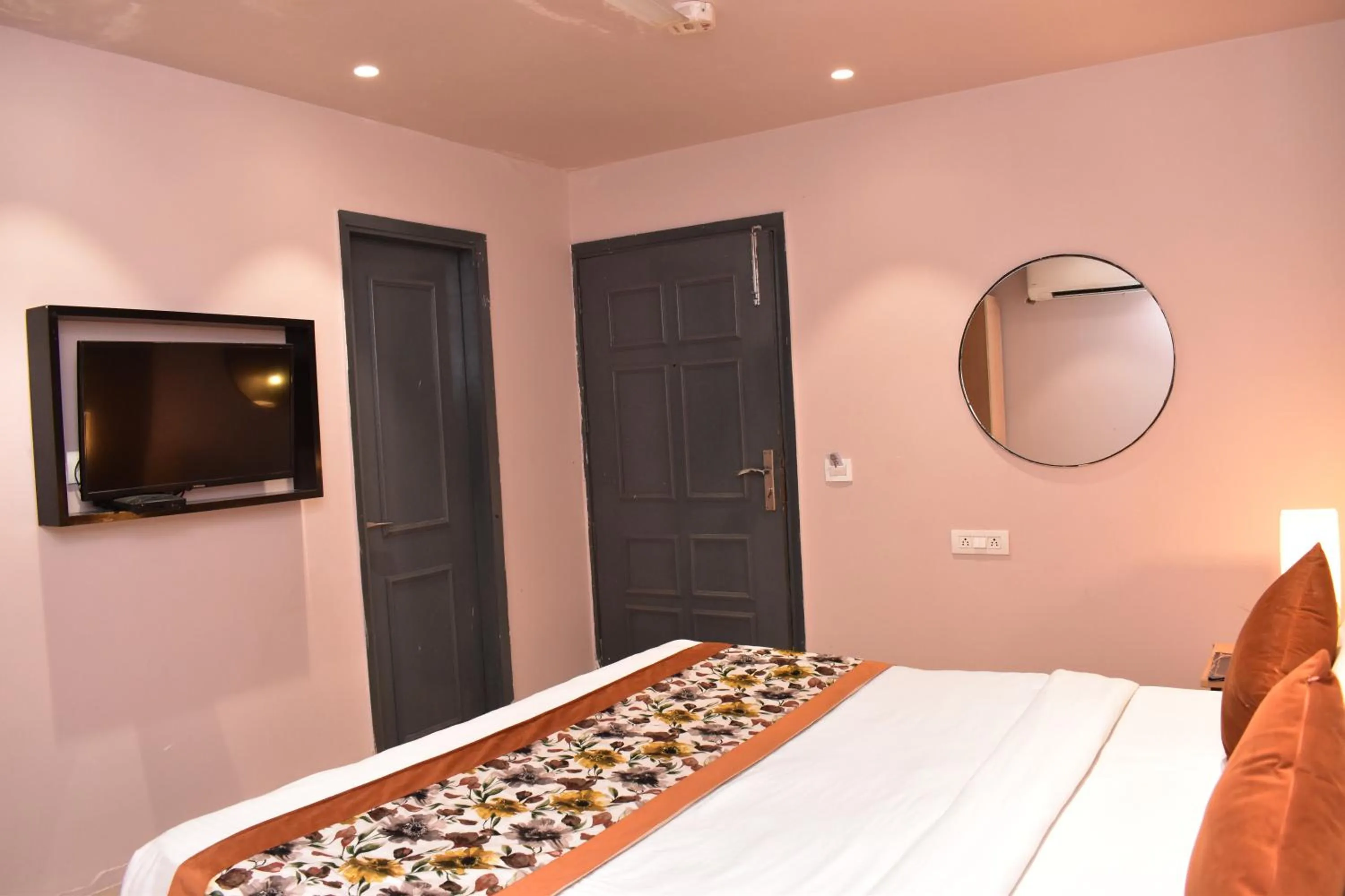 Bed in Qotel Comfort Golden Saffron Punjabi Bagh New Delhi
