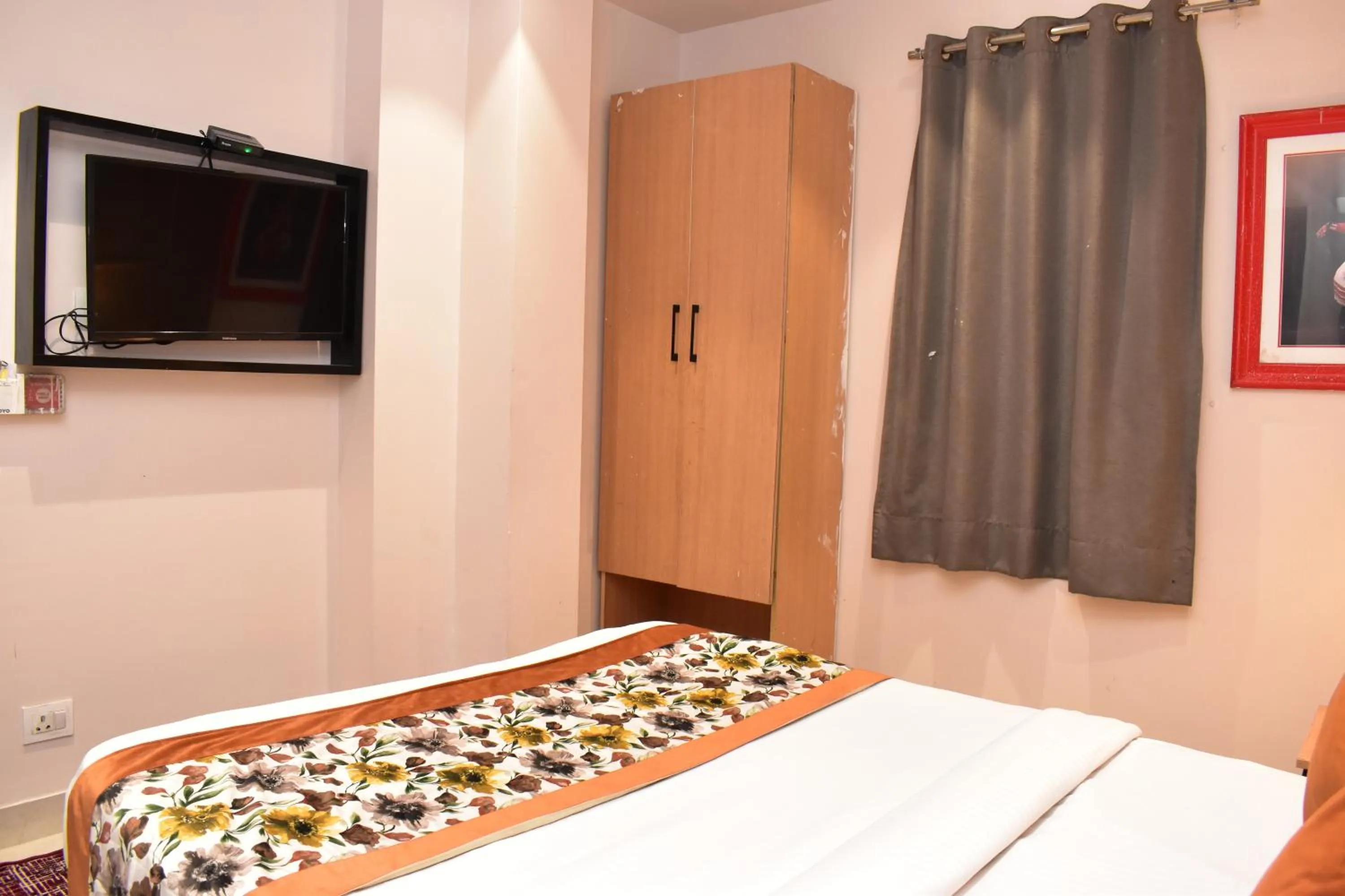 Communal lounge/ TV room, Bed in Qotel Comfort Golden Saffron Punjabi Bagh New Delhi