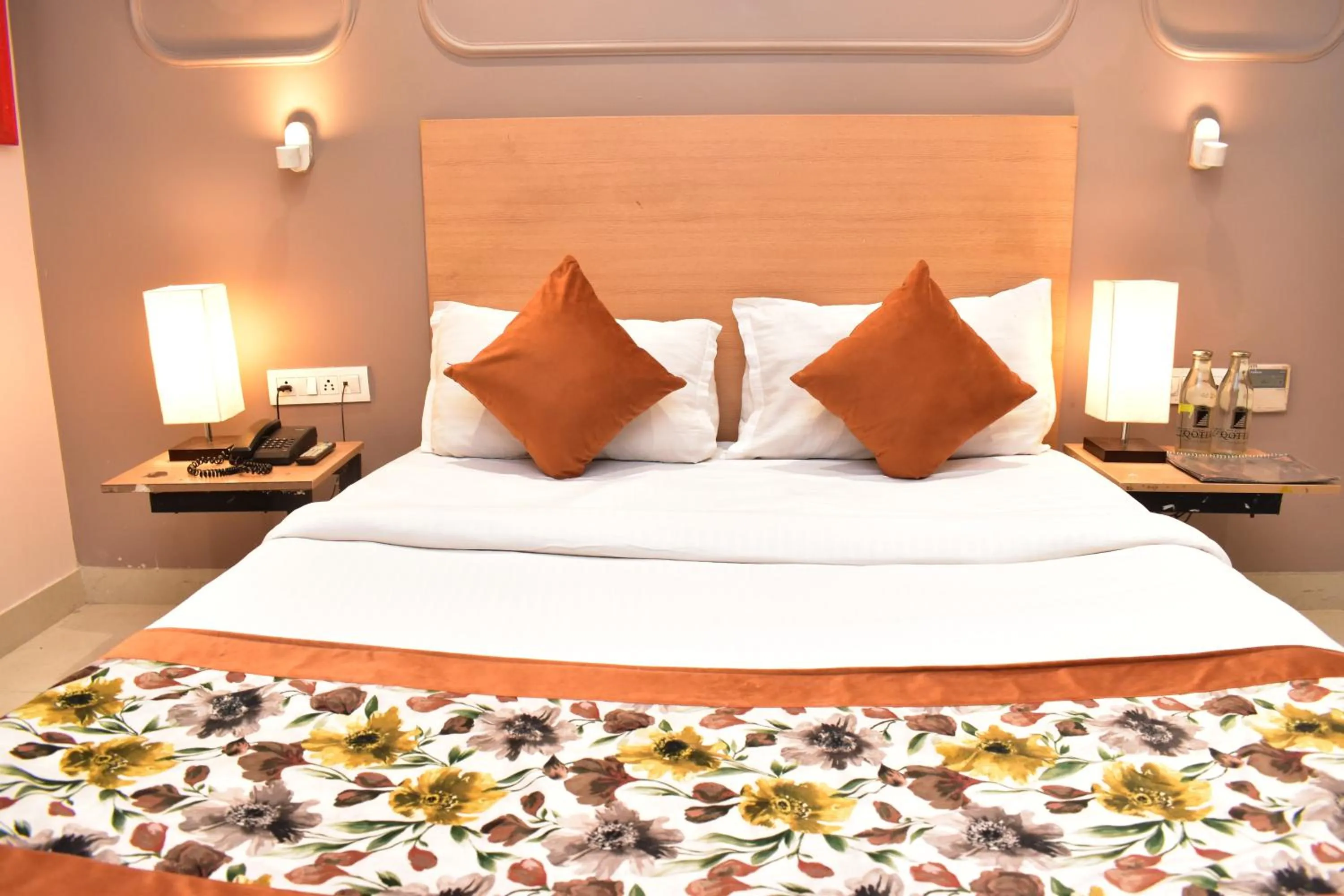 Bed in Qotel Comfort Golden Saffron Punjabi Bagh New Delhi