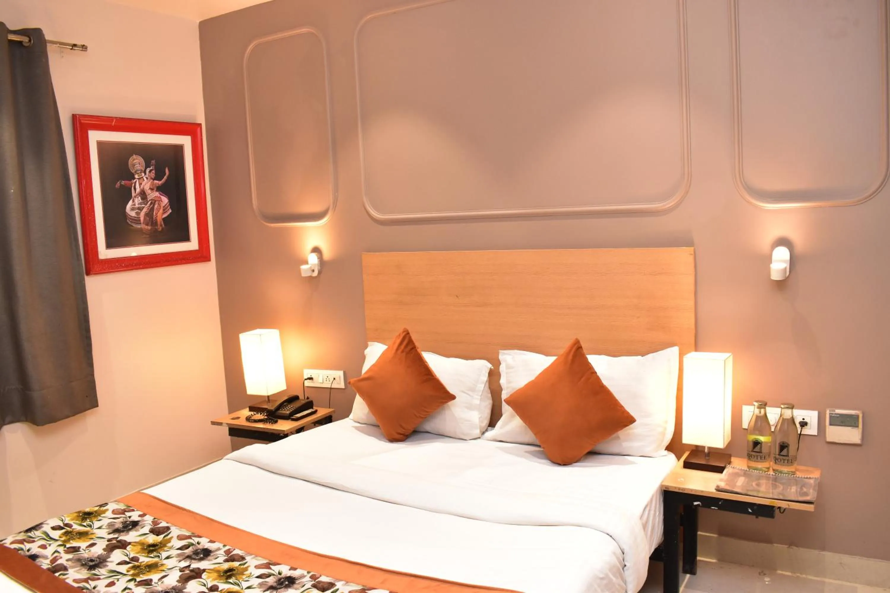 Bed in Qotel Comfort Golden Saffron Punjabi Bagh New Delhi