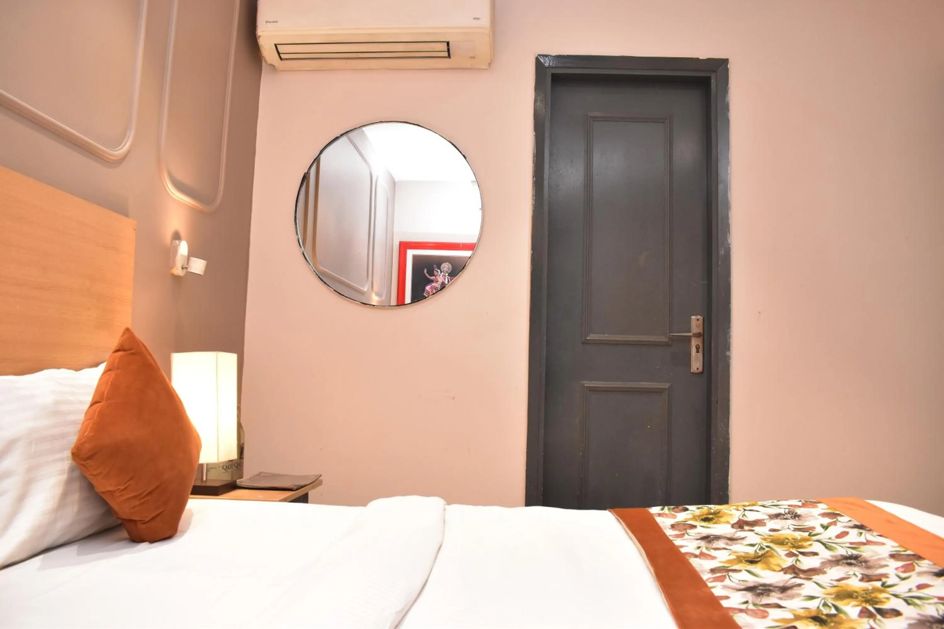 Bedroom, Bed in Qotel Comfort Golden Saffron Punjabi Bagh New Delhi
