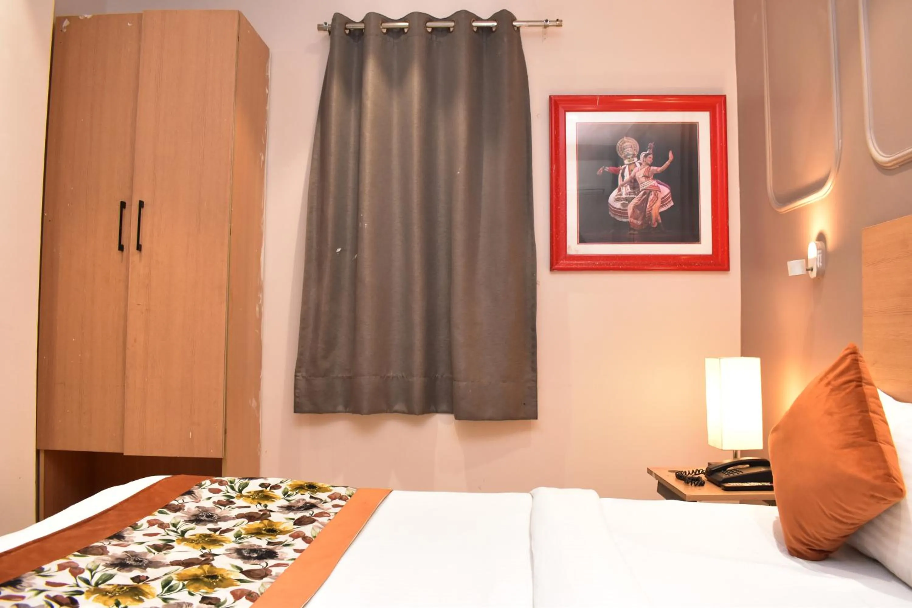 Bed in Qotel Comfort Golden Saffron Punjabi Bagh New Delhi