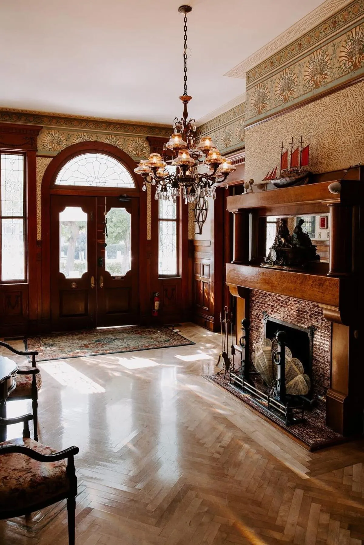 Classic Queen - Curry Mansion with Heated Pool