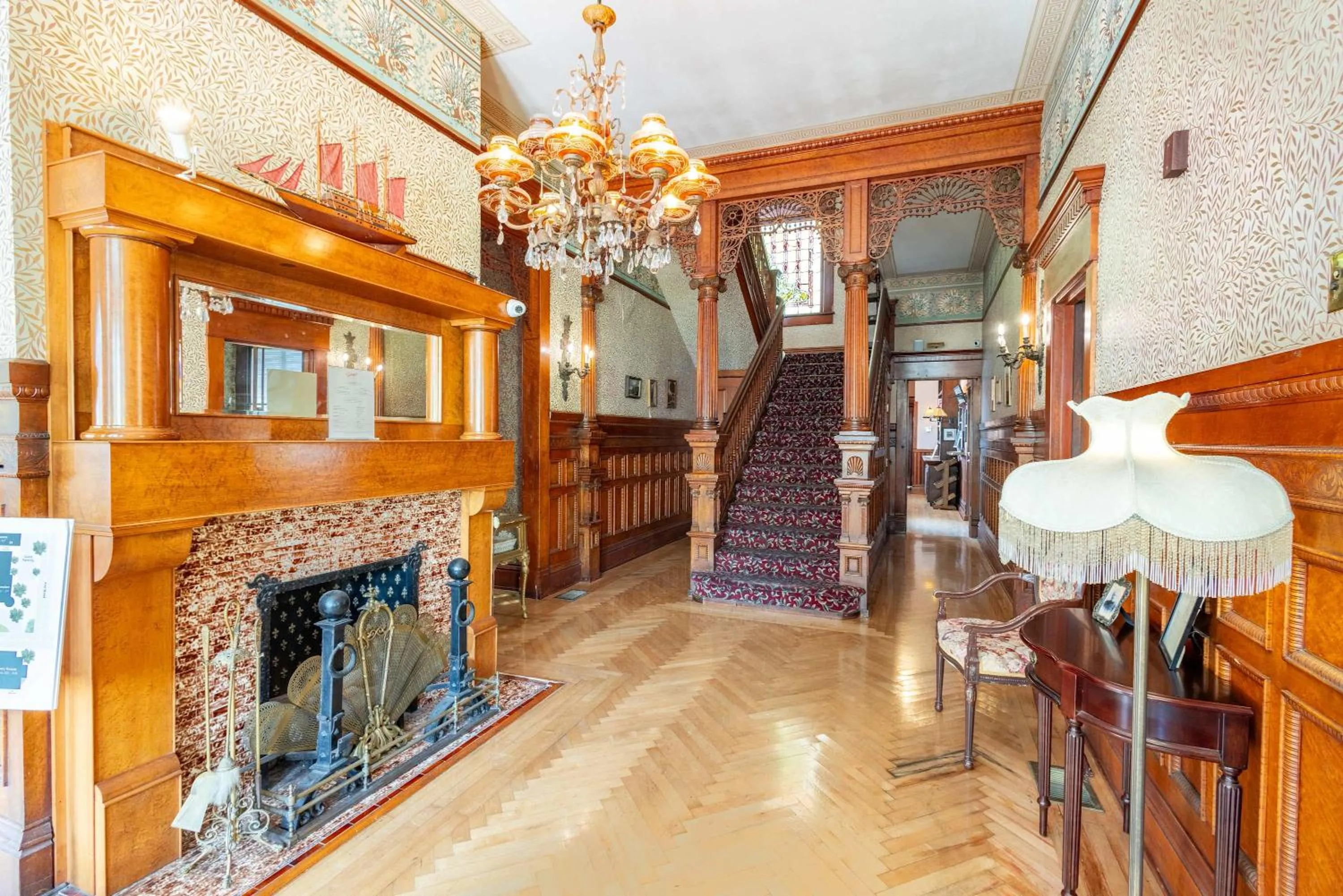 Classic Queen - Curry Mansion with Heated Pool