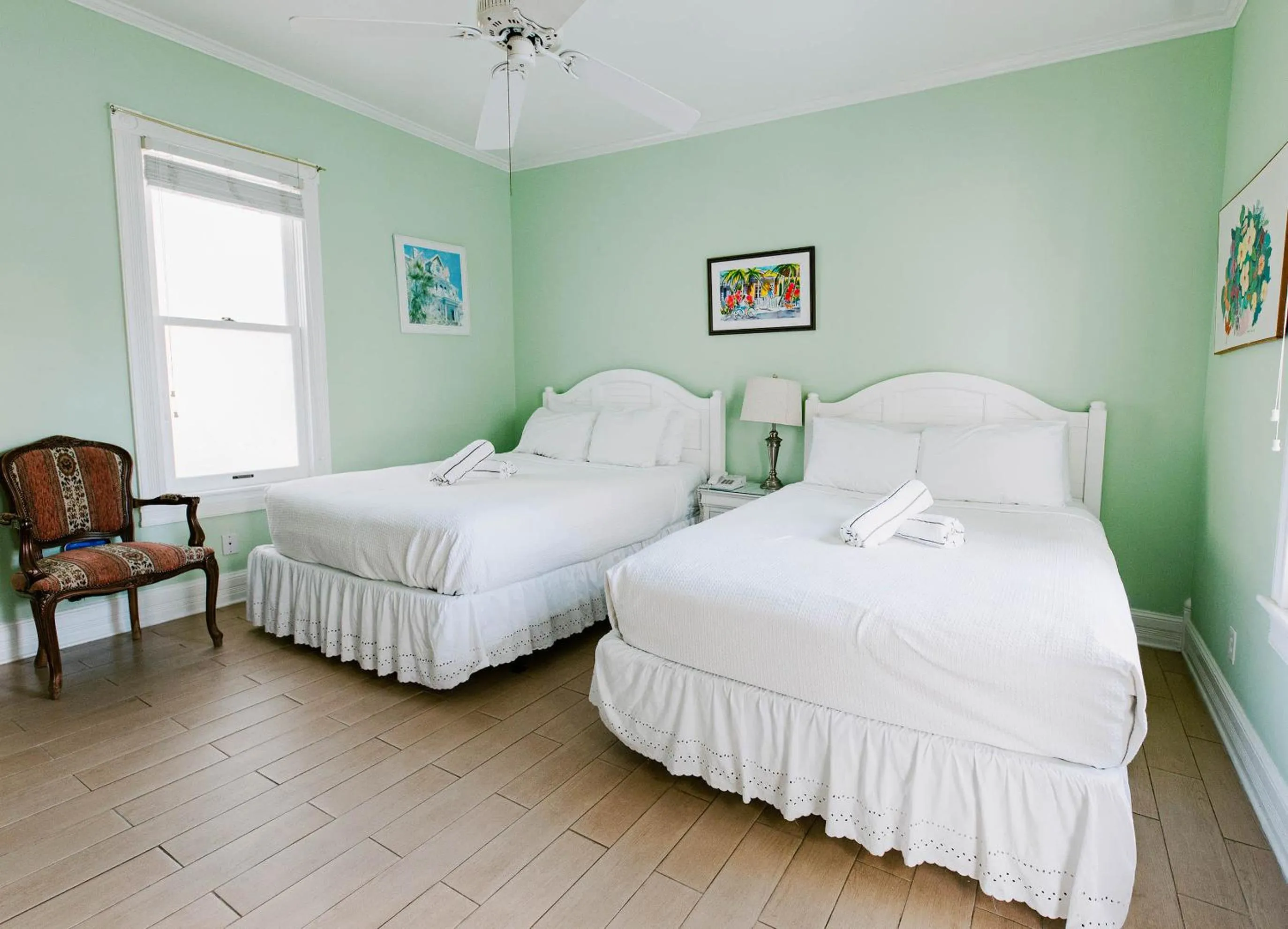 Deluxe Queen at the Curry Mansion - Parking & Heated Pool!