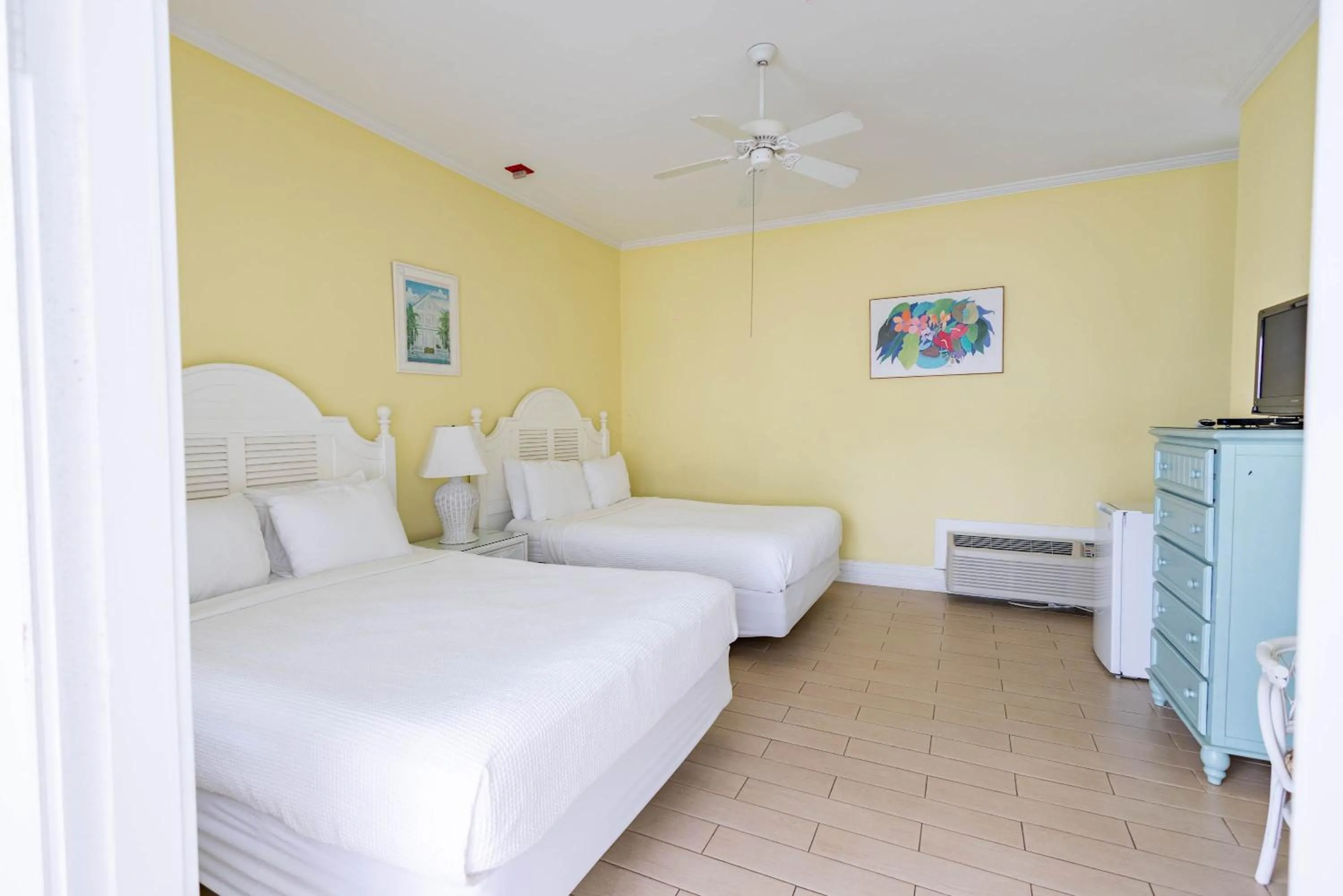Bed in Deluxe Queen at the Curry Mansion - Parking & Heated Pool!