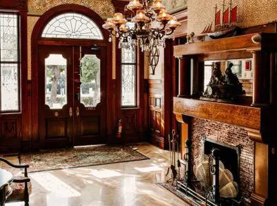 Deluxe Queen at the Curry Mansion - Parking & Heated Pool!