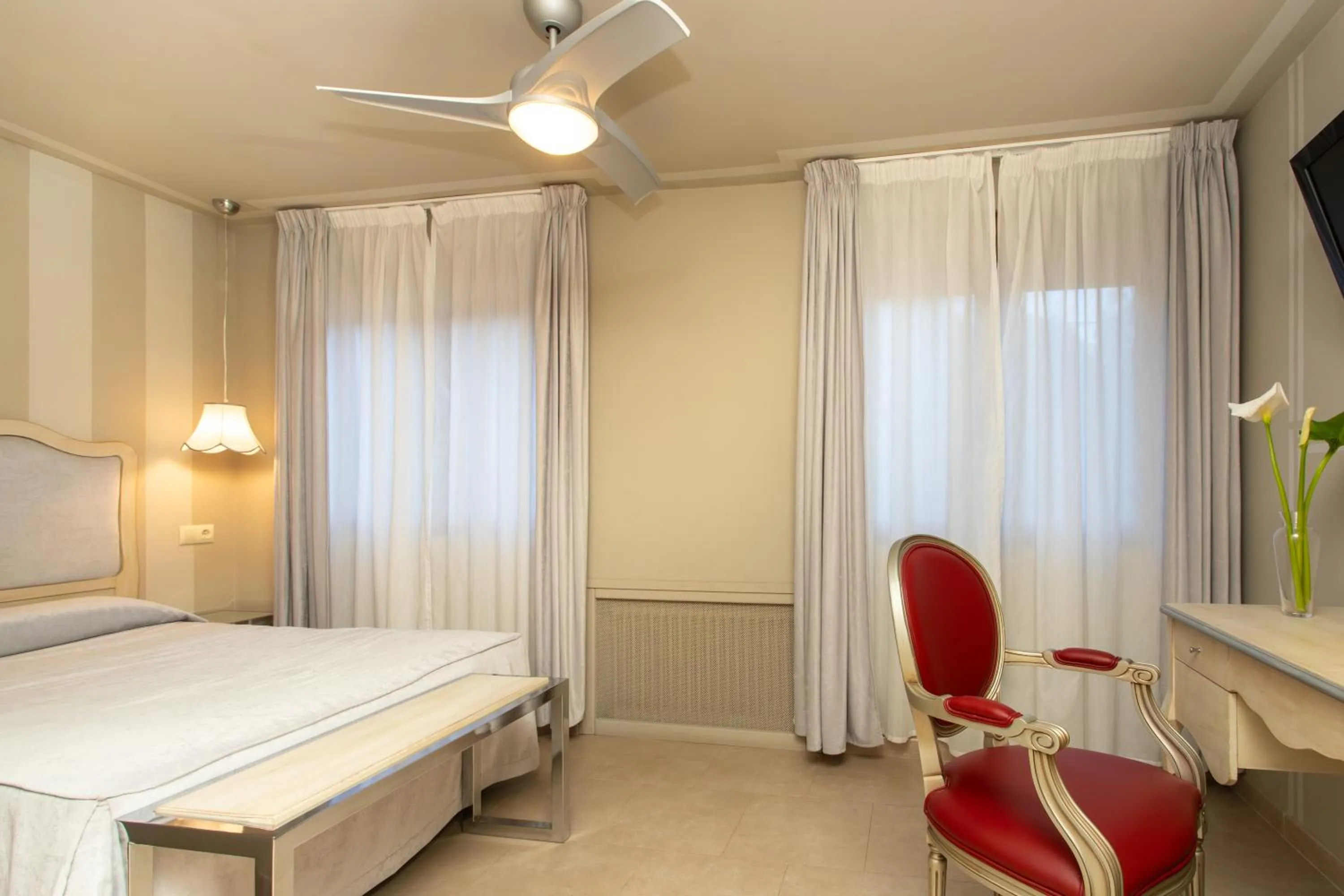 fireplace, Bed in Hotel Bufon de Arenillas