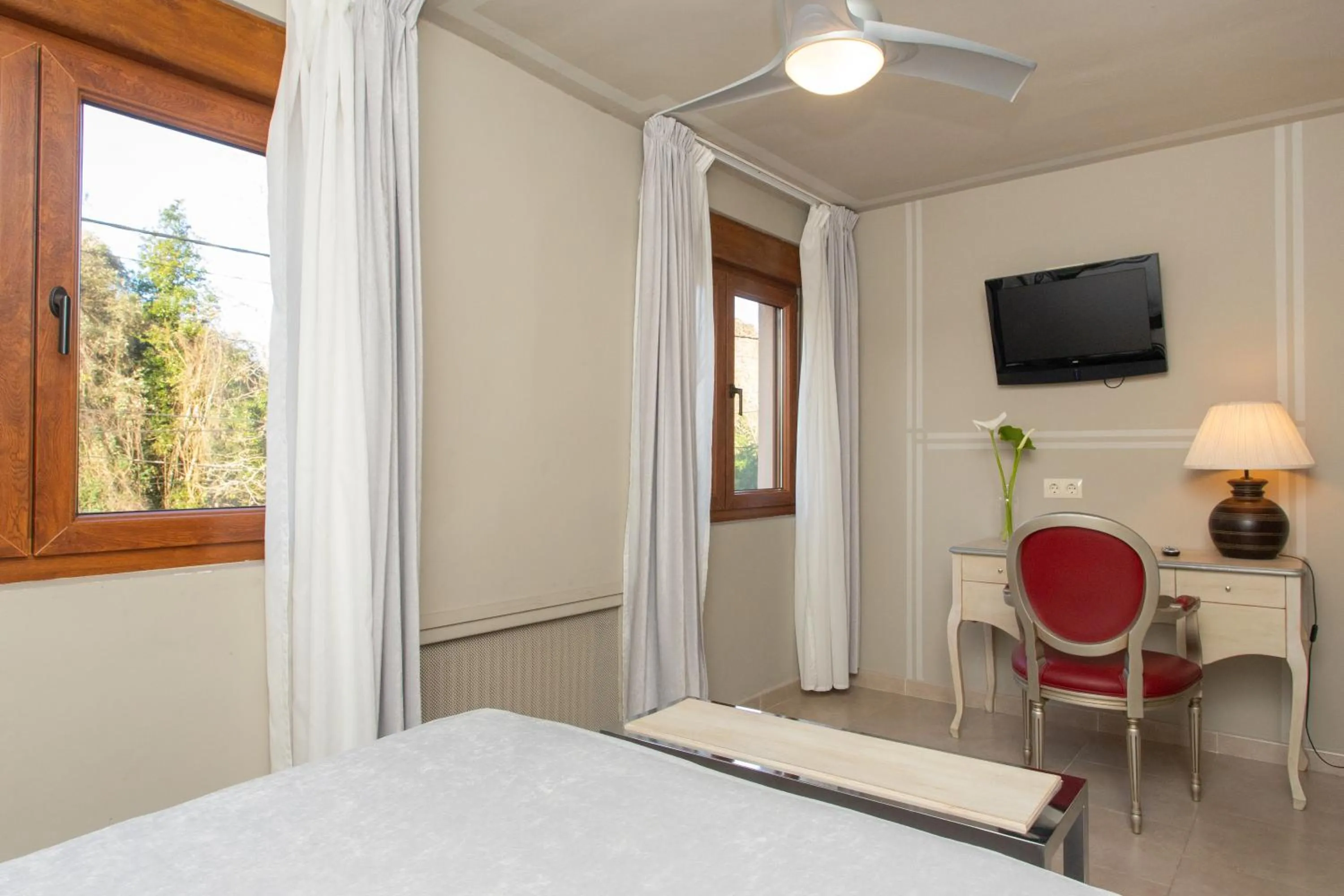 fireplace, Bed in Hotel Bufon de Arenillas