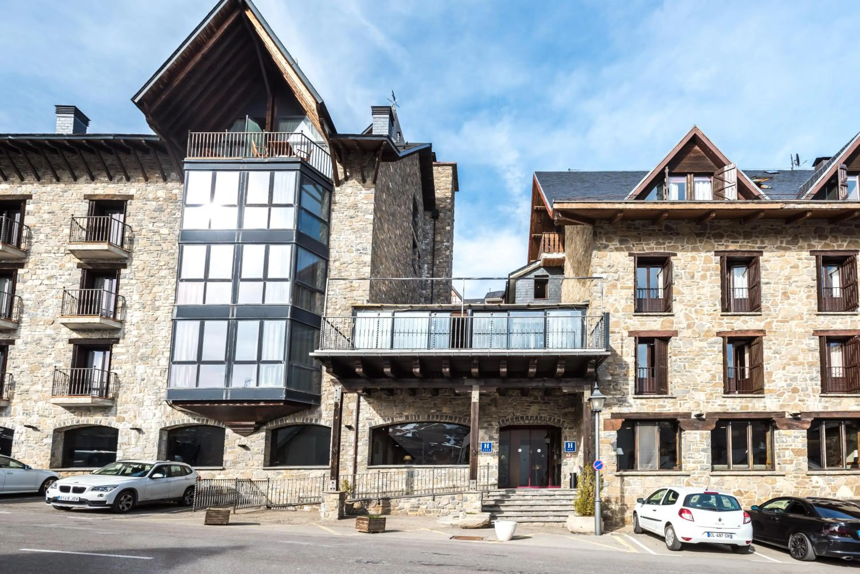 Facade/entrance in SNÖ Villa de Sallent 4