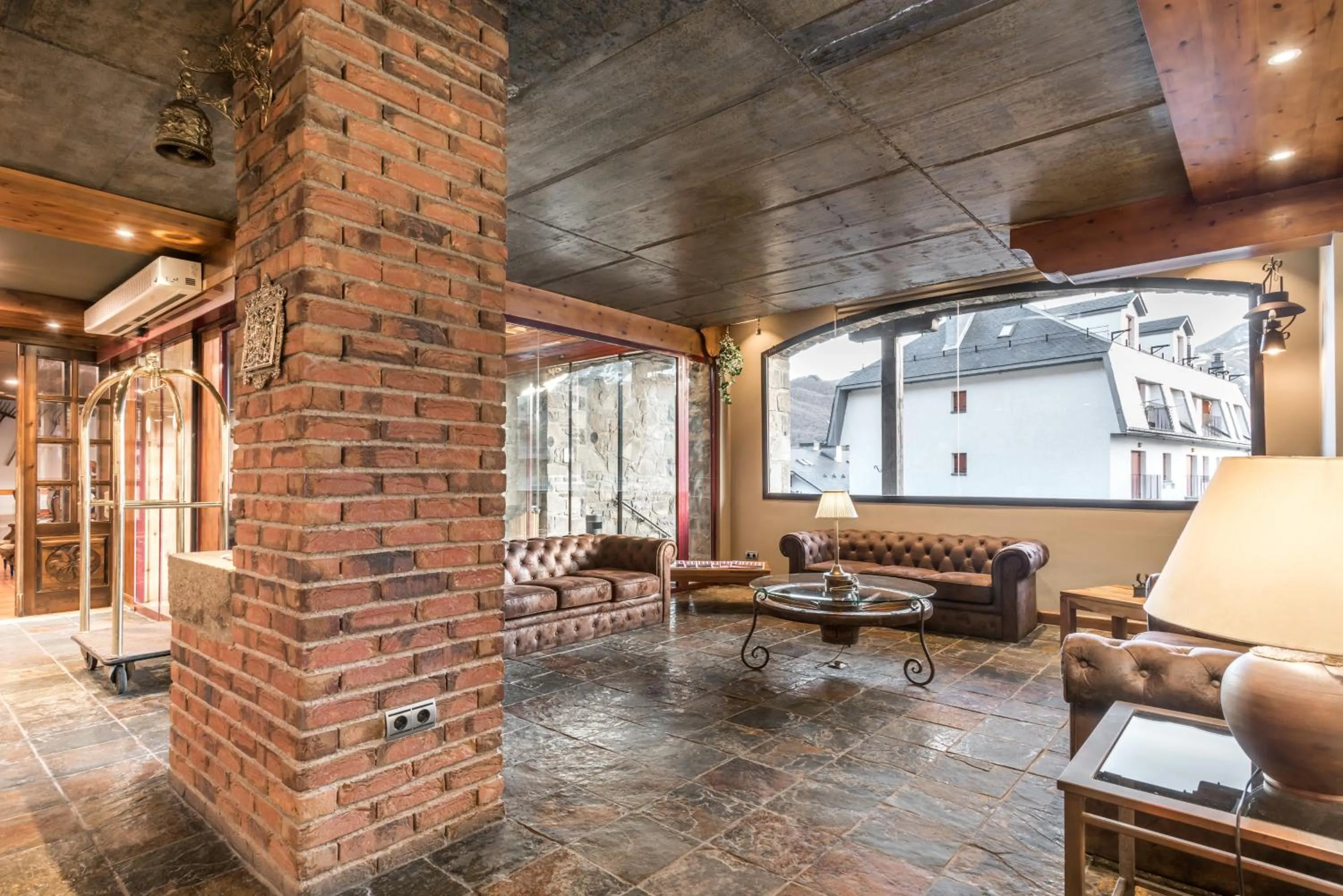 Lobby or reception in SNÖ Villa de Sallent 4