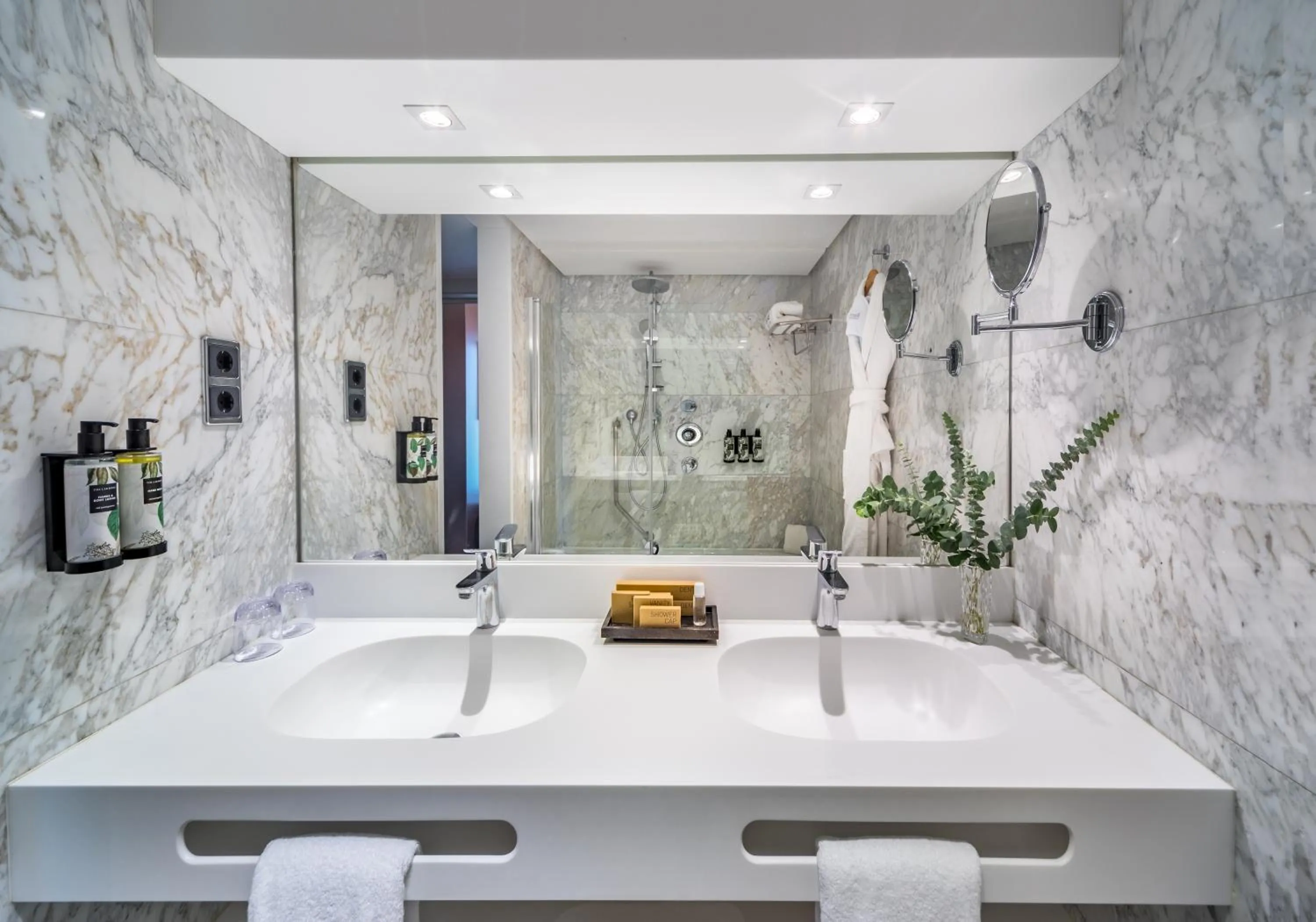 Shower in Barceló Sevilla Renacimiento