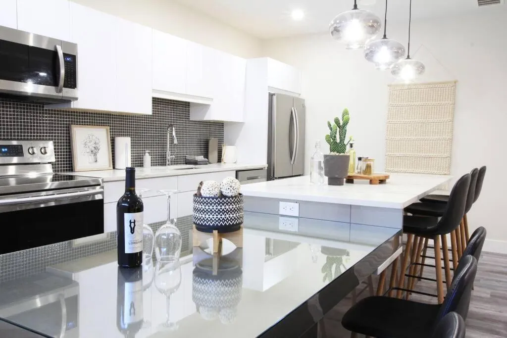 Kitchen or kitchenette in Executive Bsmt Suite, King Bed, 5 min to DT & Whyte Ave, Sleeps 6!