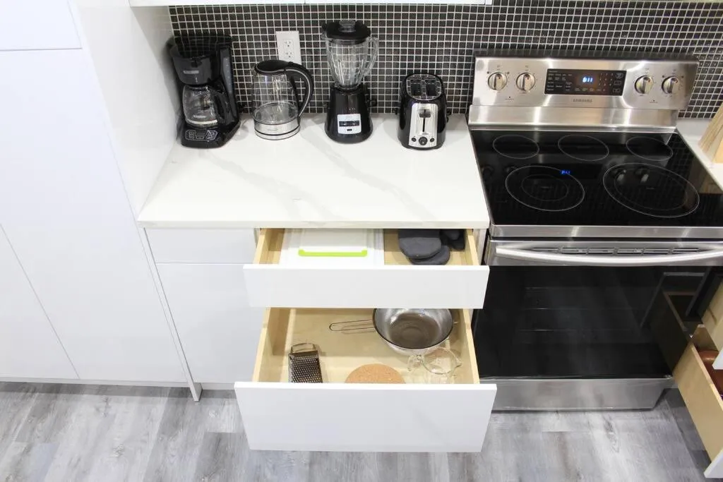 Kitchen or kitchenette in Executive Bsmt Suite, King Bed, 5 min to DT & Whyte Ave, Sleeps 6!