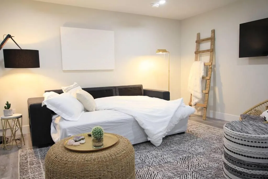 Bed in Executive Bsmt Suite, King Bed, 5 min to DT & Whyte Ave, Sleeps 6!