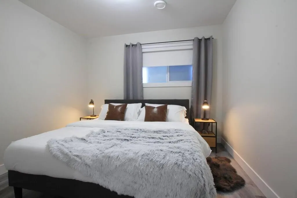 Bed in Executive Bsmt Suite, King Bed, 5 min to DT & Whyte Ave, Sleeps 6!