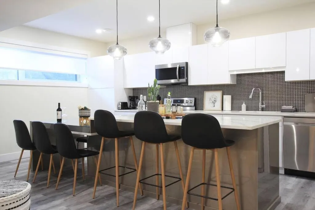 Kitchen or kitchenette in Executive Bsmt Suite, King Bed, 5 min to DT & Whyte Ave, Sleeps 6!