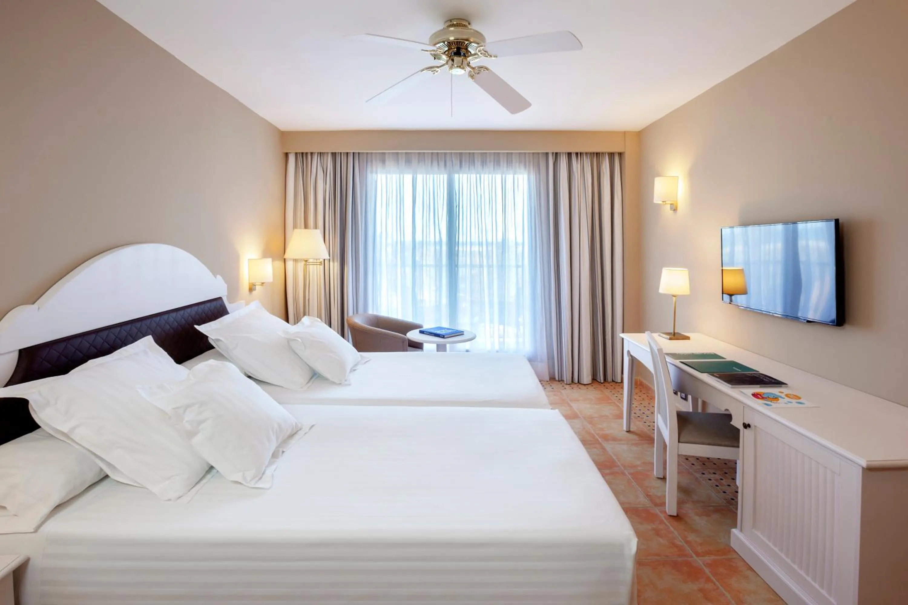 Photo of the whole room, Bed in Smy Isla Cristina