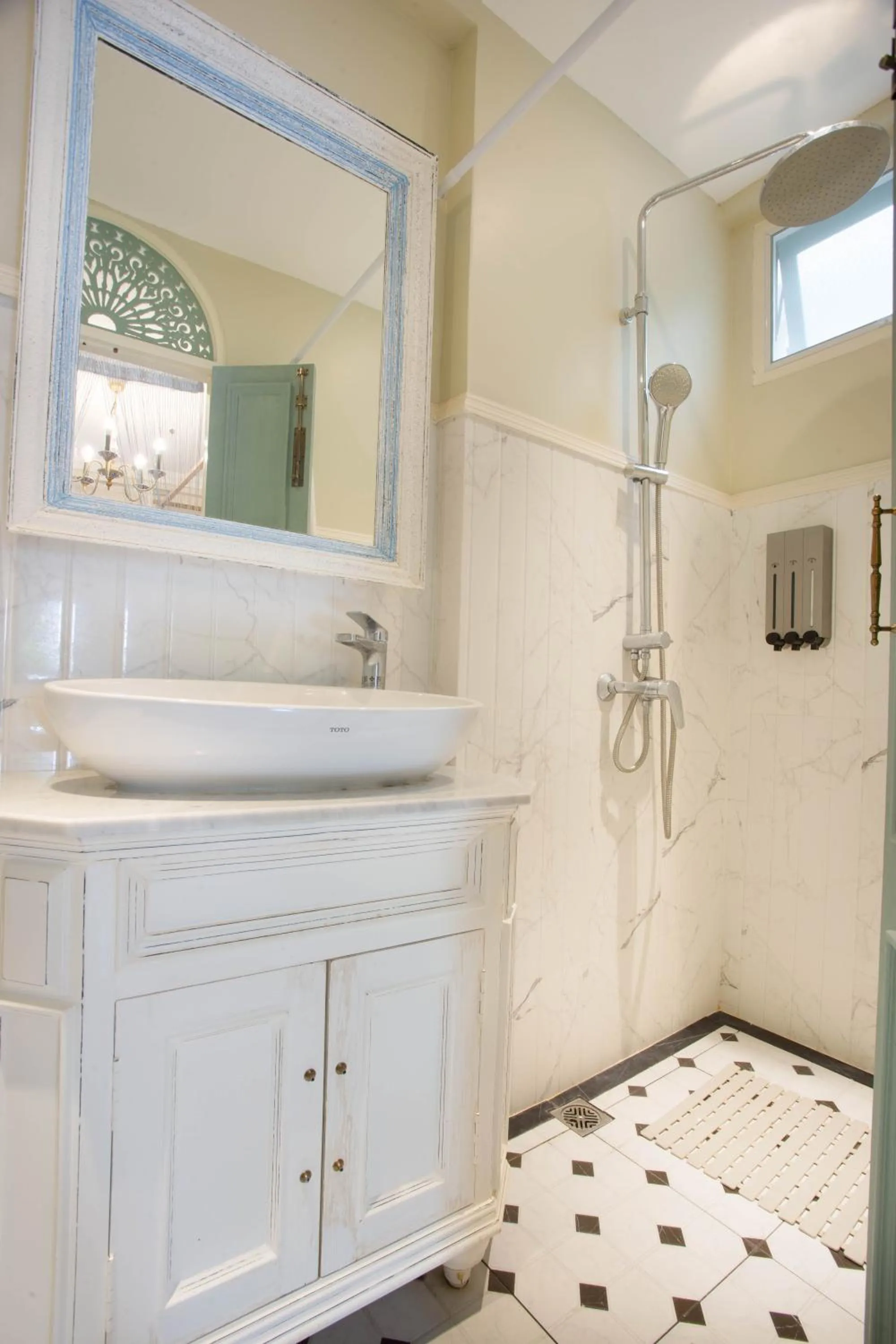 Shower in Pran At Kumuang Boutique House