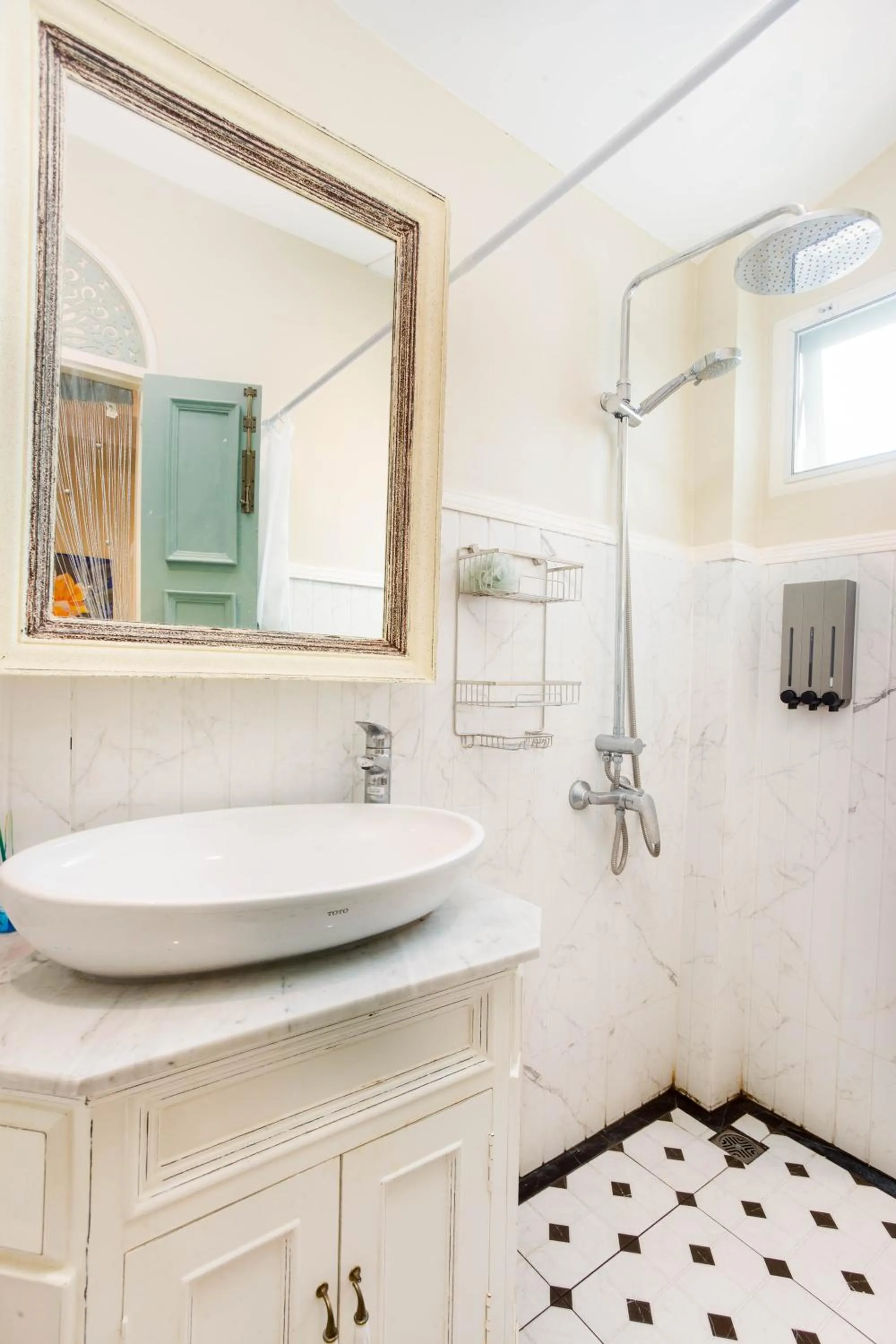 Shower in Pran At Kumuang Boutique House