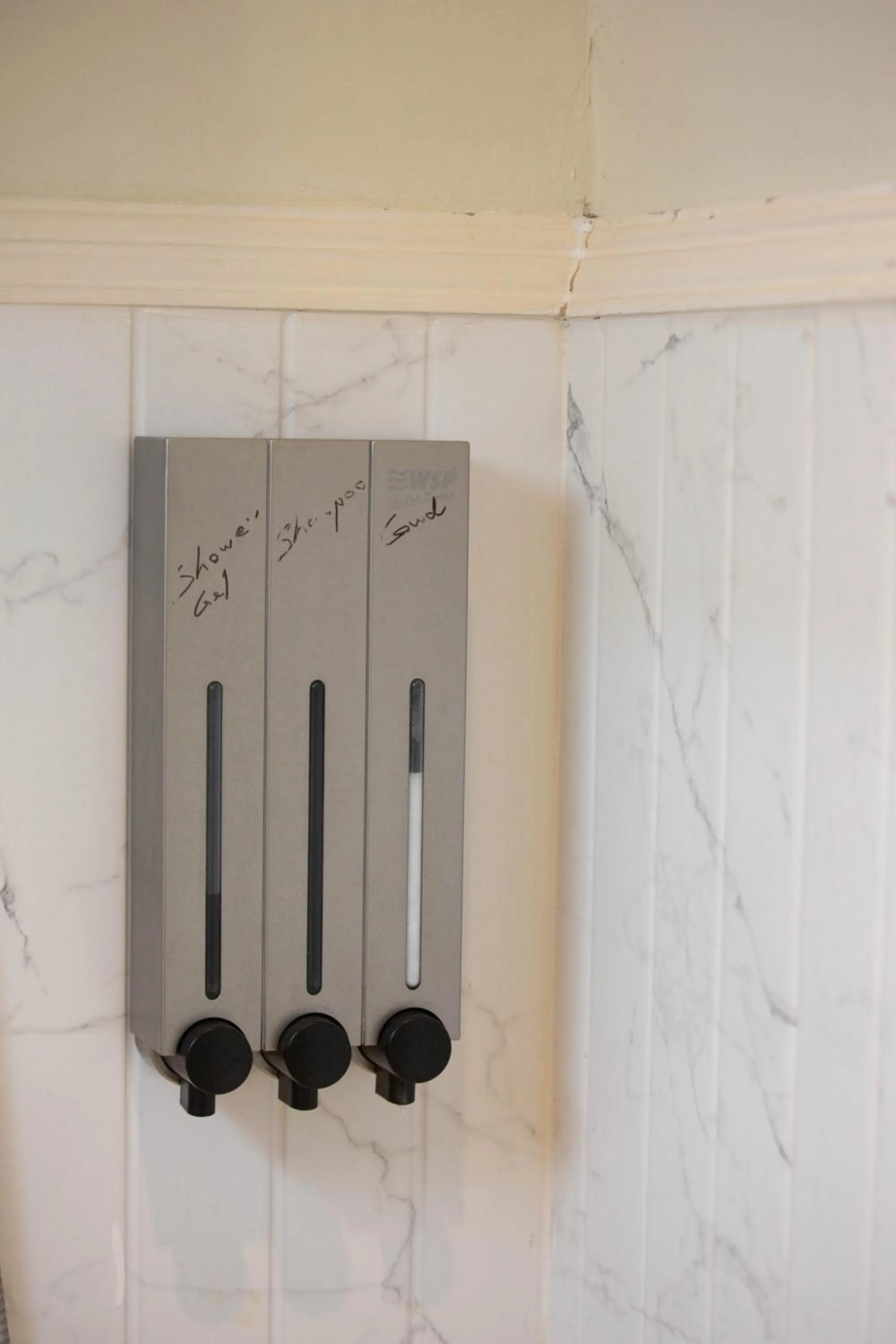 Shower in Pran At Kumuang Boutique House