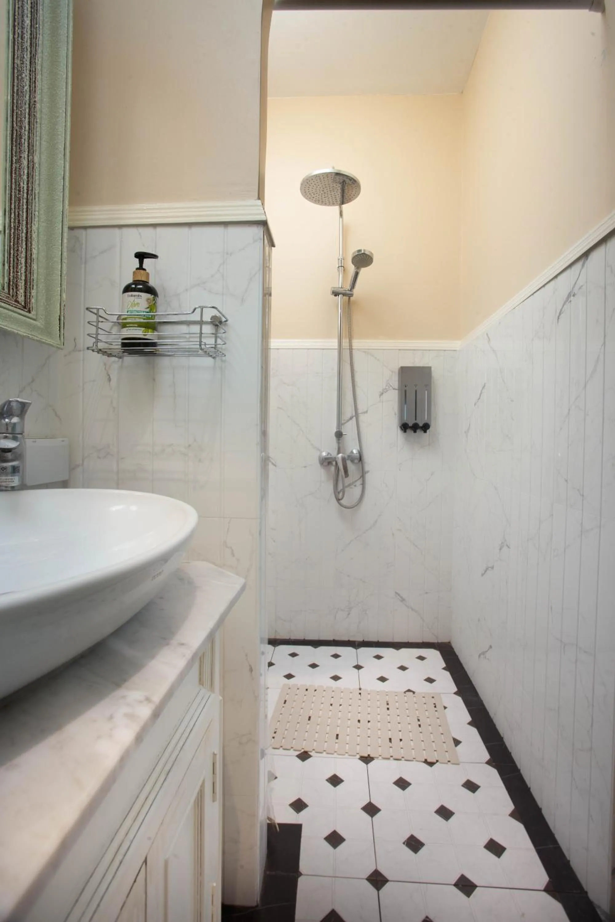 Shower in Pran At Kumuang Boutique House