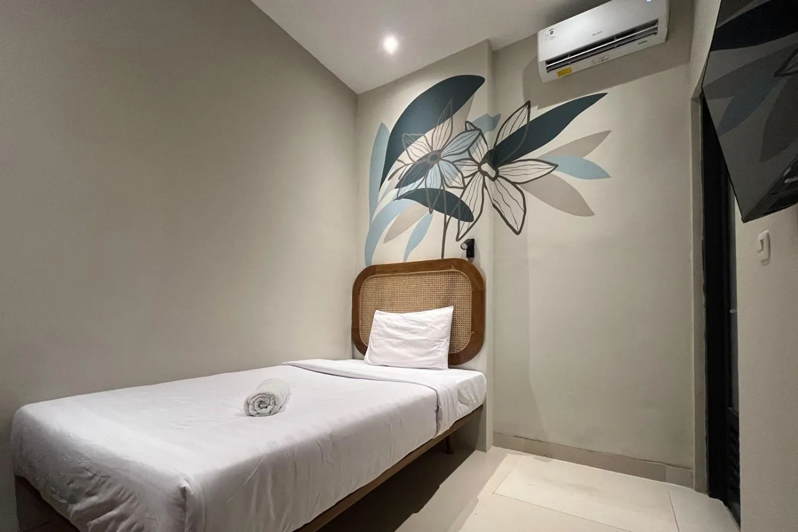 Bed in Mono Coliving Kertajaya Syariah, SBY